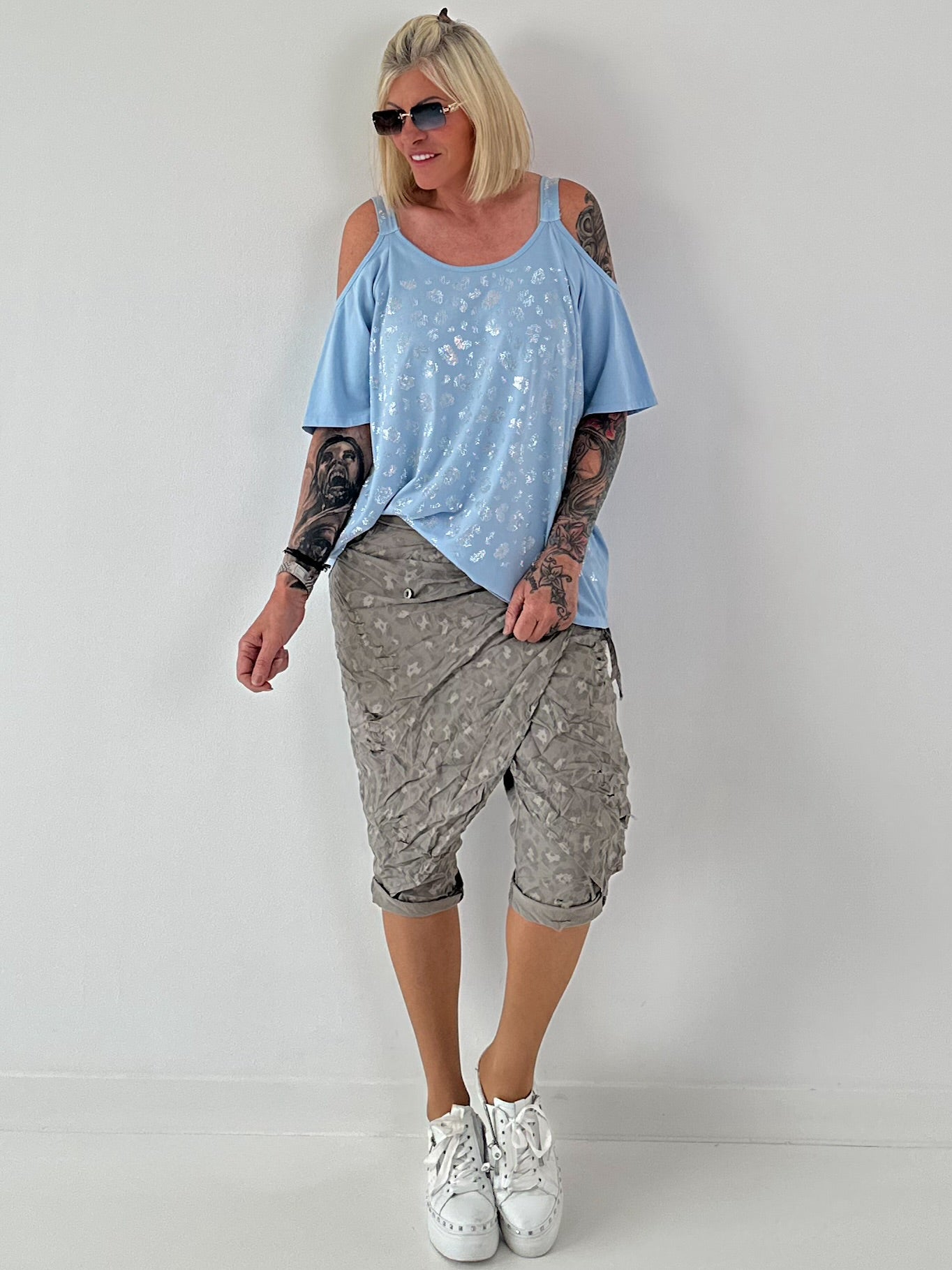 Shirt mit Cold Shoulder und Leo Strass - hellblau