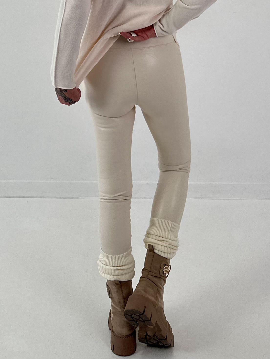 Leggings in leather look model "Matte Move" - ​​ecru