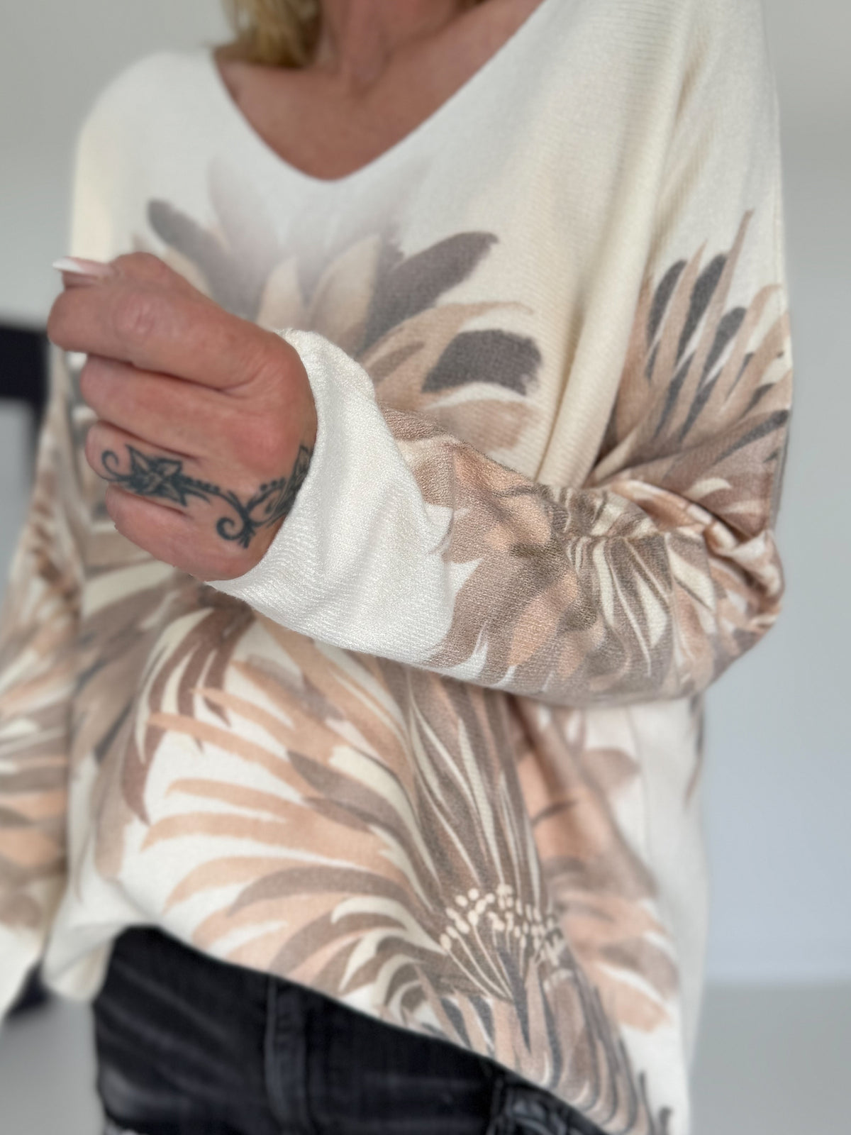 Pullover mit V-Ausschnitt und Botanical-Print - creme-taupe