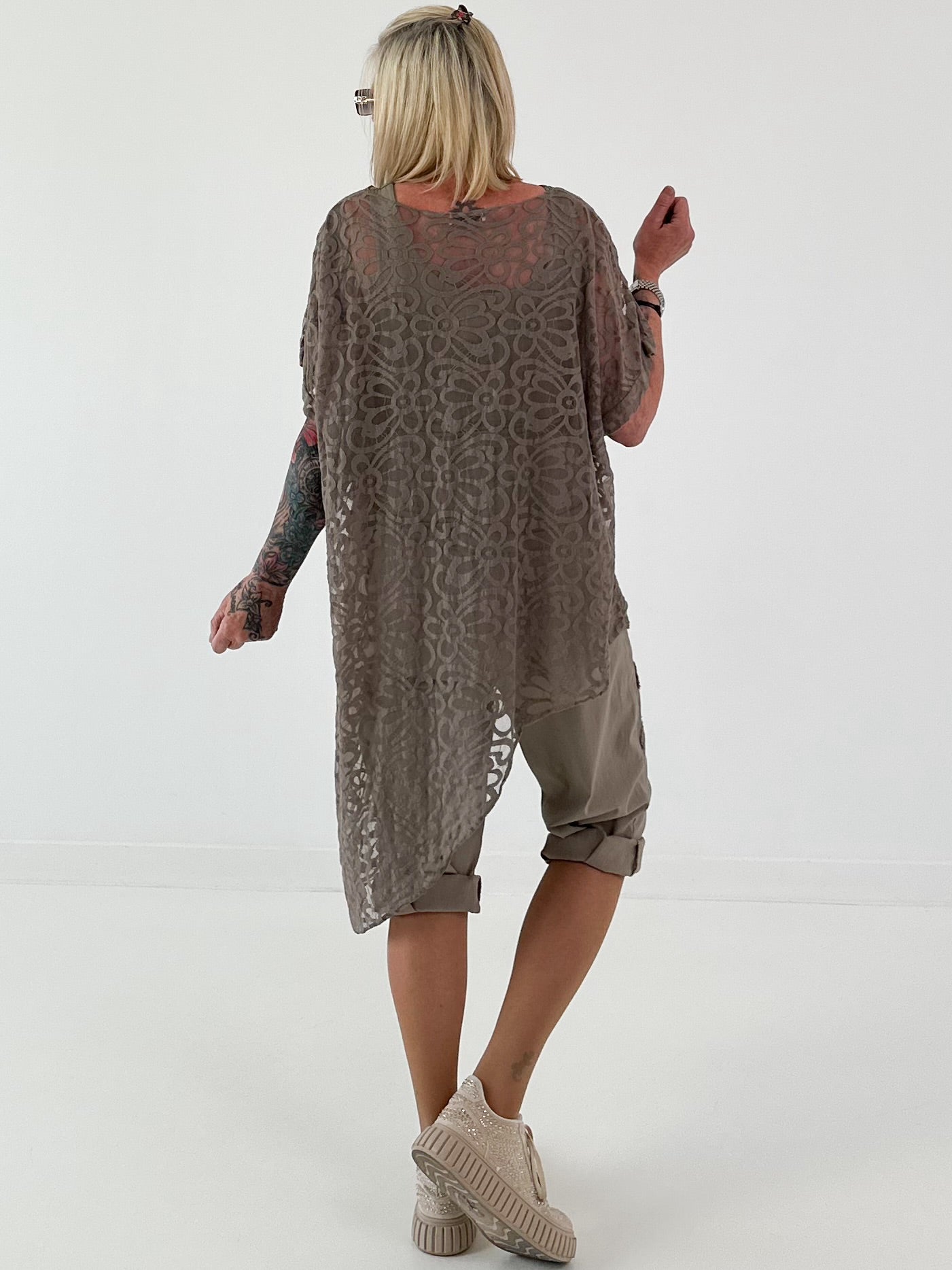 Asymmetrische oversized Tunika mit Jeans Applikationen - taupe