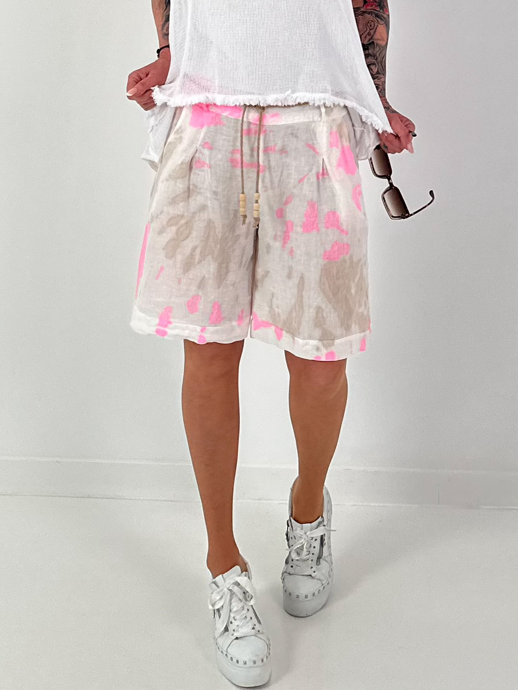 Leinen Short mit Batik Muster - weiss-neonpink-beige