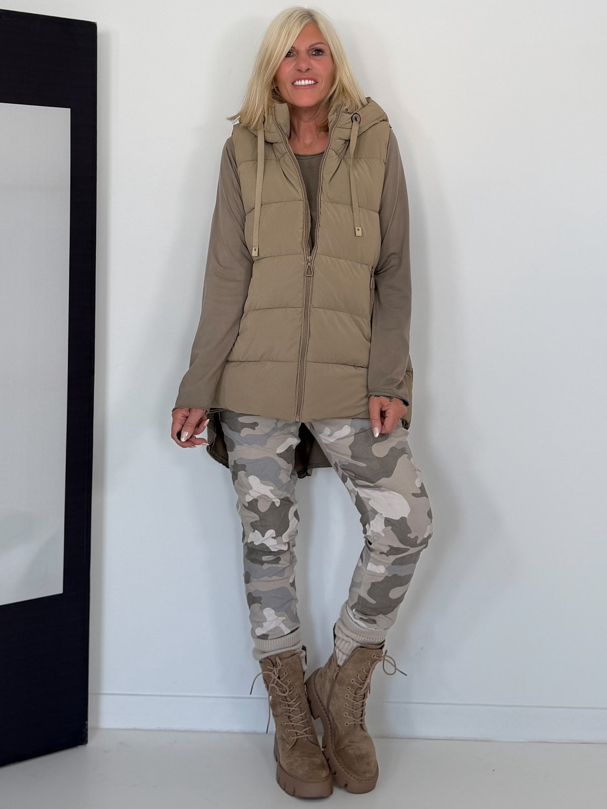 Weste mit schimmerndem Finish und Kapuze - taupe