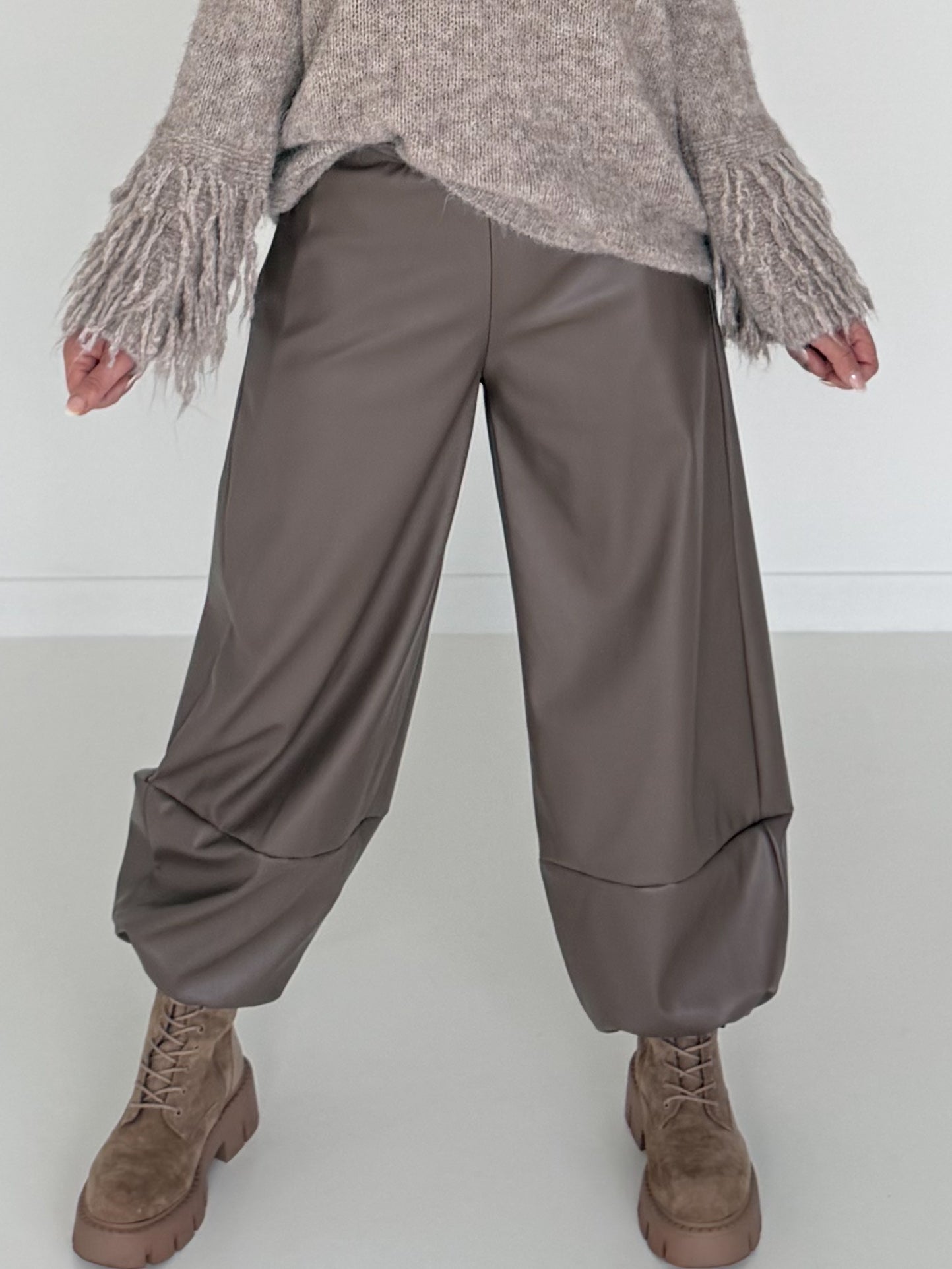 Vegane Lederhose 2 Looks - taupe