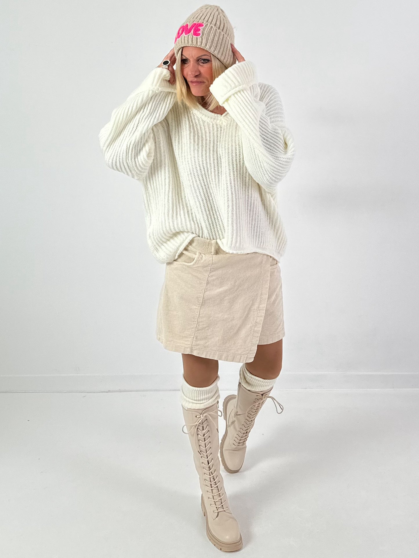 V-hals trui met wijde mouwen, model "Soft Horizon" - ecru