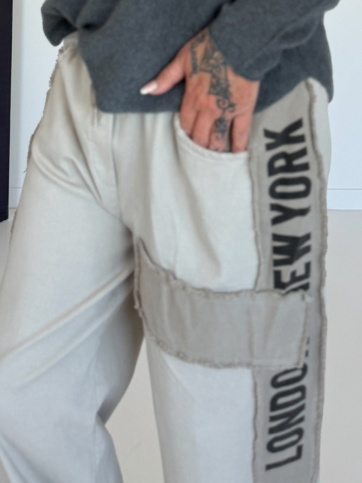 Hose mit City-Statement-Print - beige
