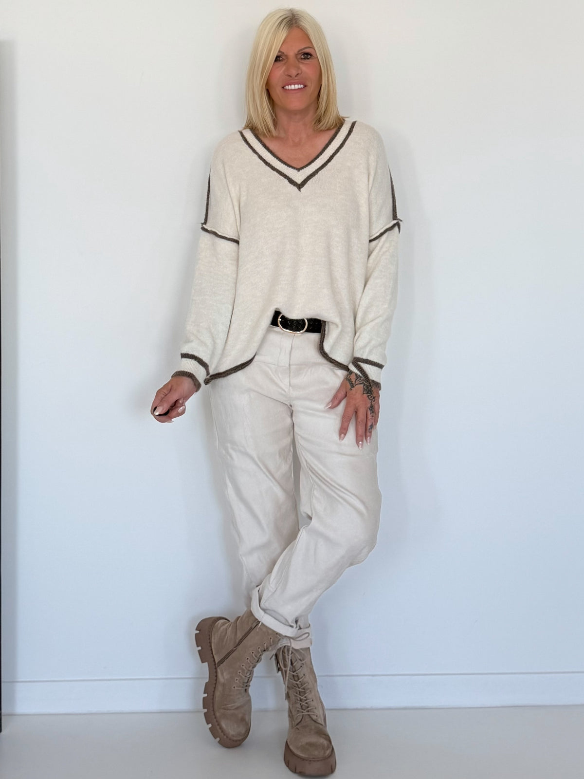 Kuscheliger Pullover mit V-Ausschnitt - ecru-chocolate