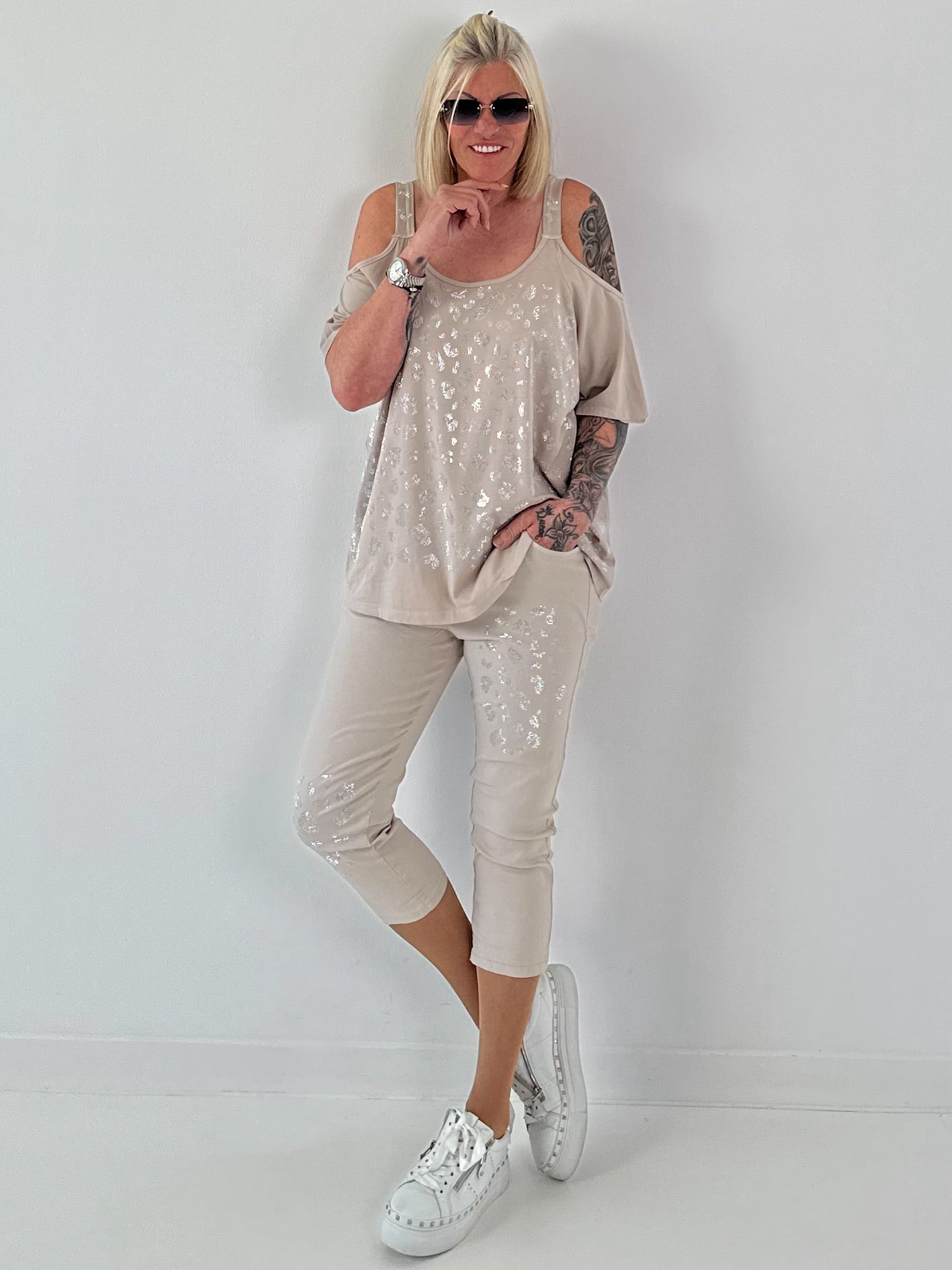 Shirt mit Cold Shoulder und Leo Strass - beige