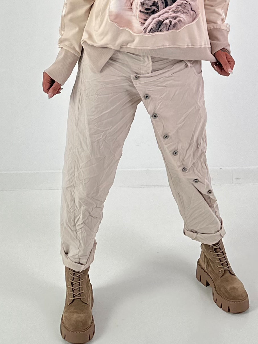Hose mit elastischem Bund und Knopfleiste quer - beige