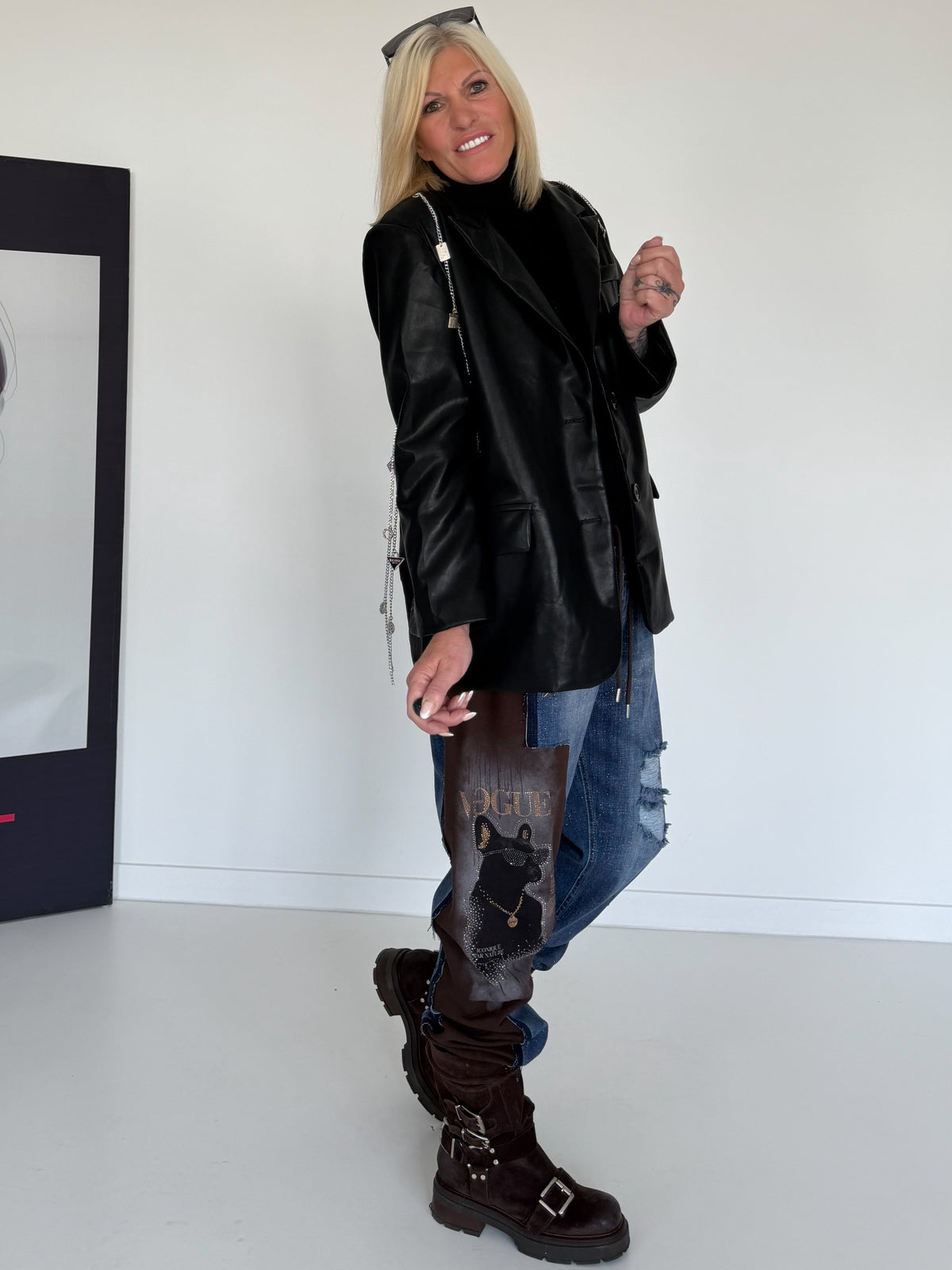Stylischer Blazer in Lederoptik mit abnehmbaren Kettenelementen - schwarz