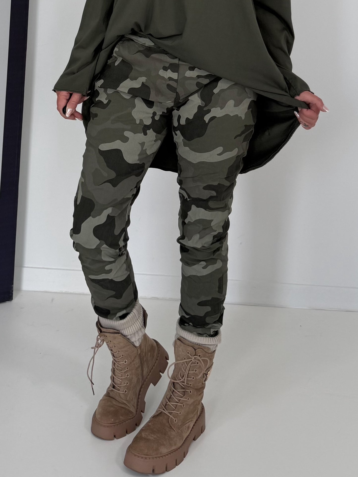 Hose mit elastischem Bund im Camouflage-Look - oliv-mehrfarbig