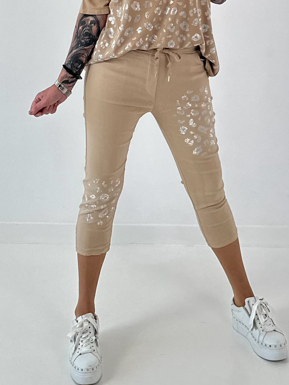 Capri Hose mit Leo Strass - sand
