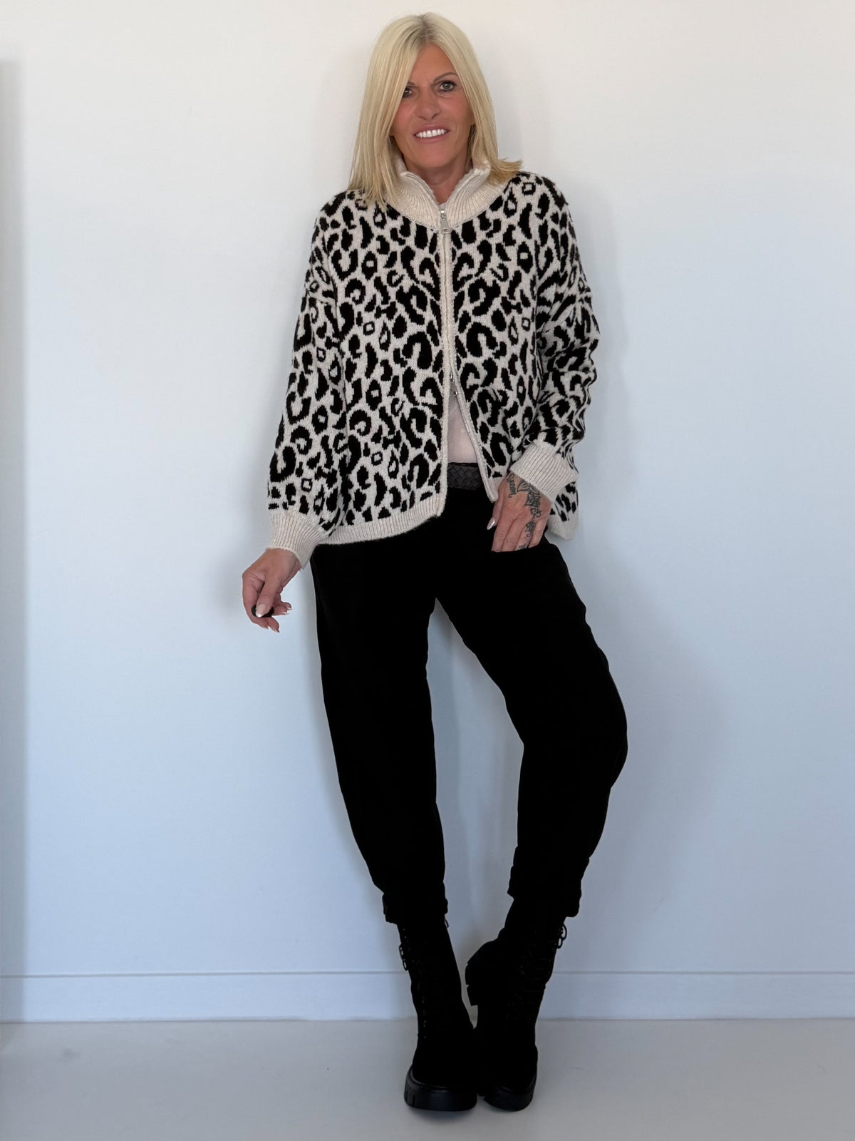 Strickjacke im Leo-Style - schwarz-beige