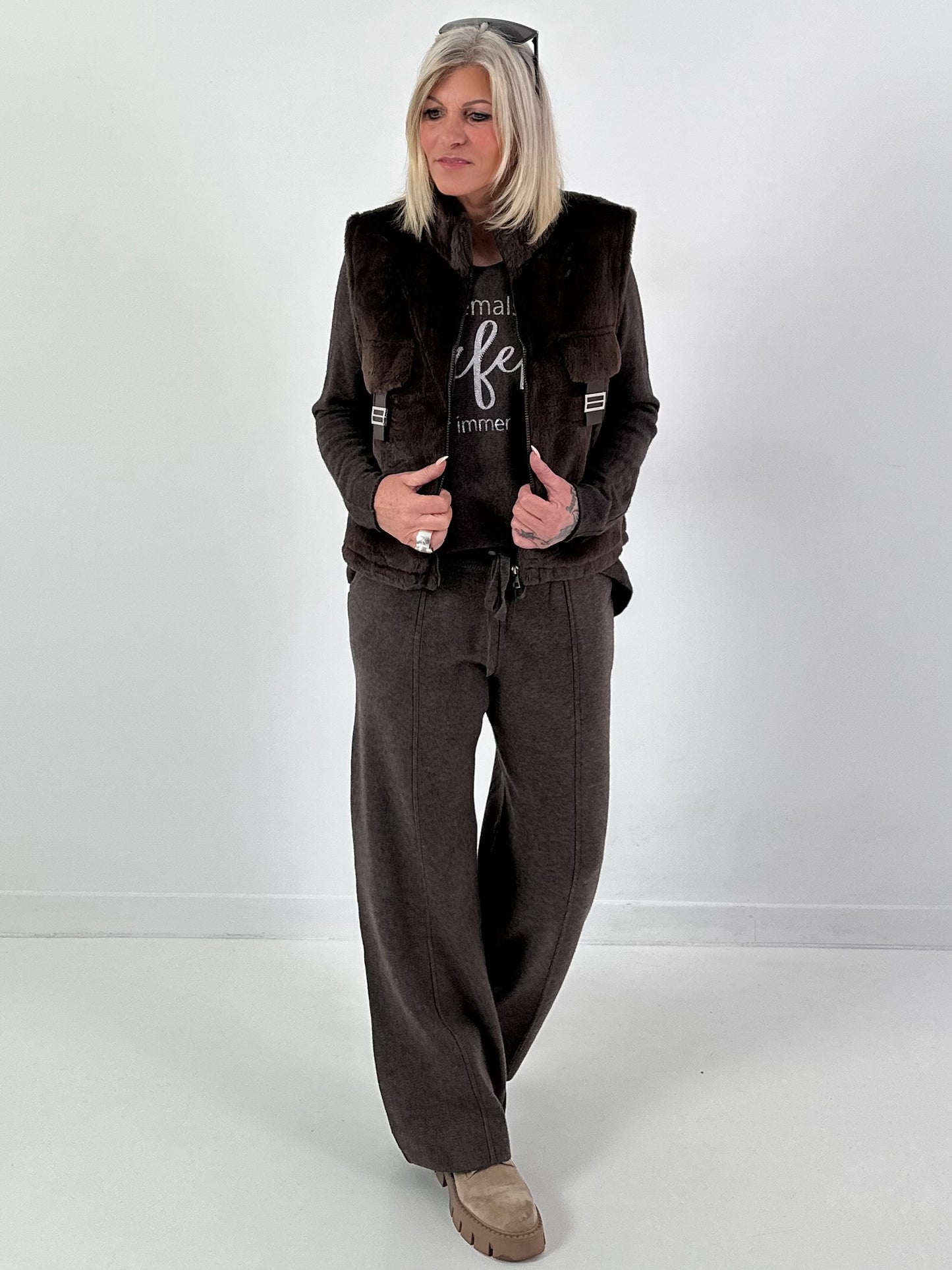 V-hals pullover model "Always Authentic" - koffie