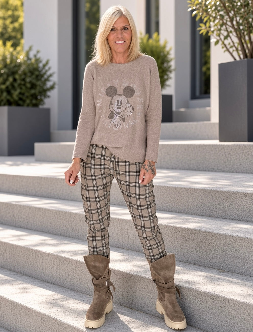 Pullover mit Strass-Comic-Motiv - taupe