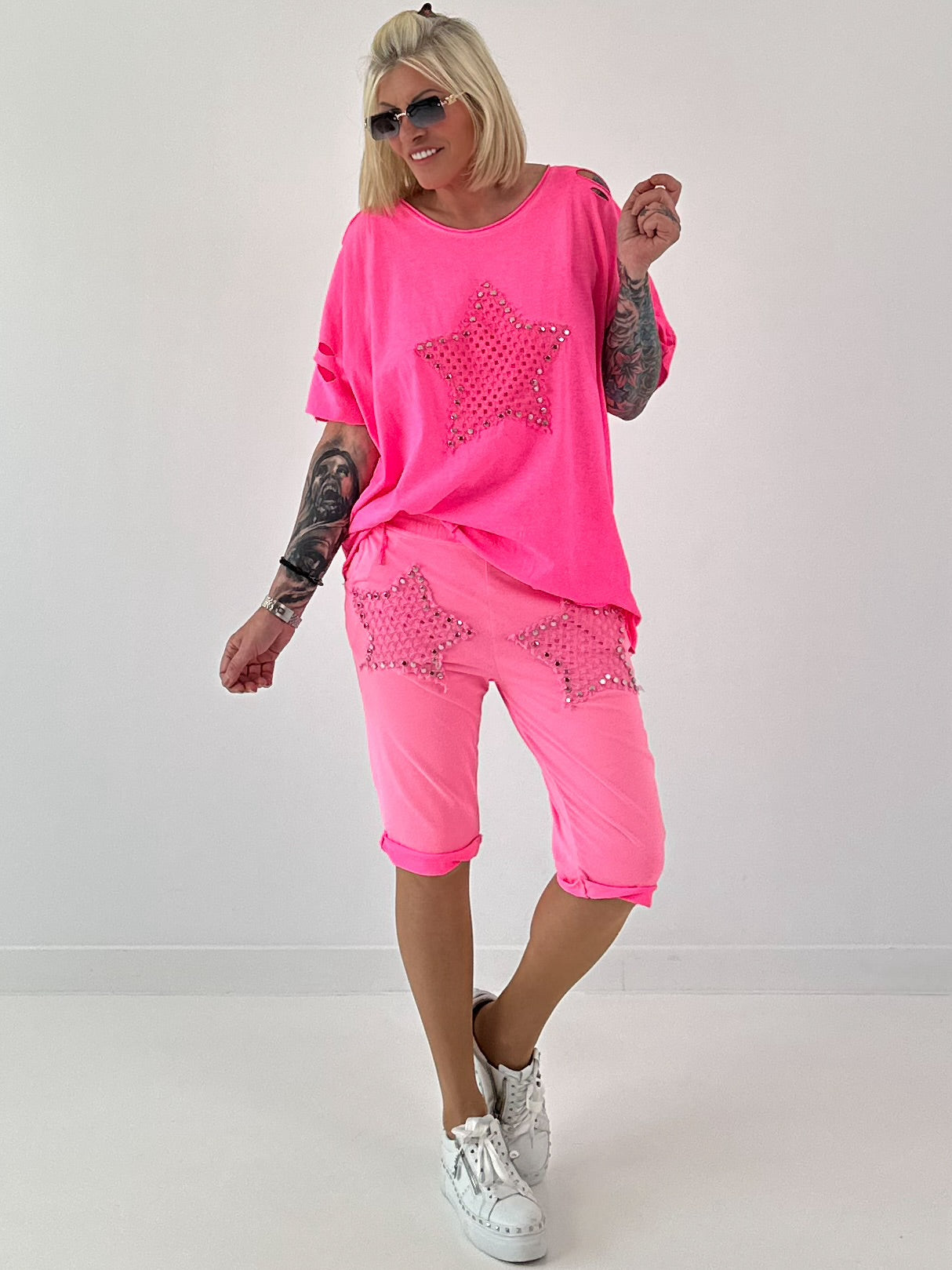 T-Shirt mit Häkelstern-Nieten-Cut-Outs - neonpink