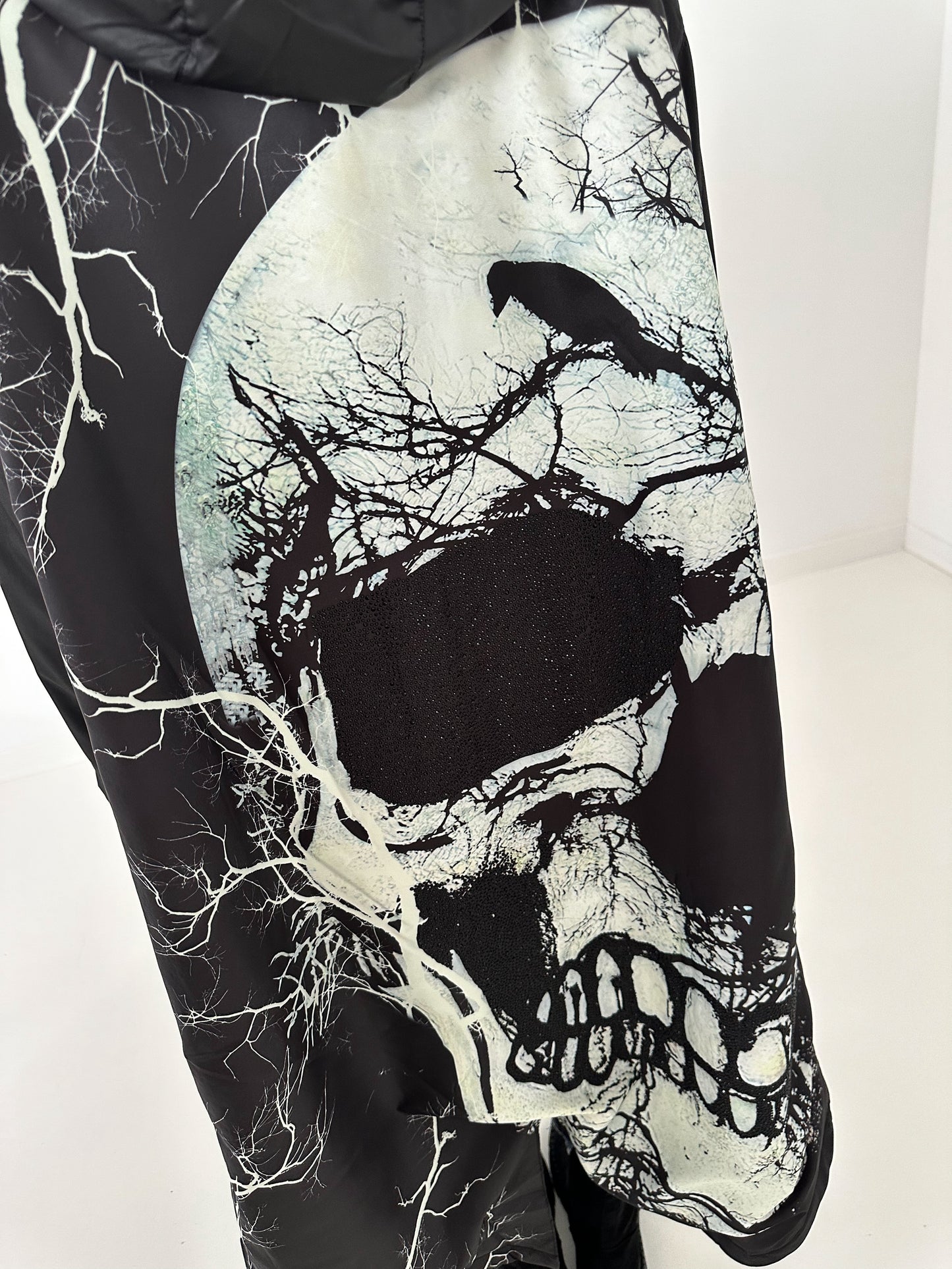 Edler Mantel mit Kapuze und großem Rückenprint Skull - schwarz - mehrfarbig