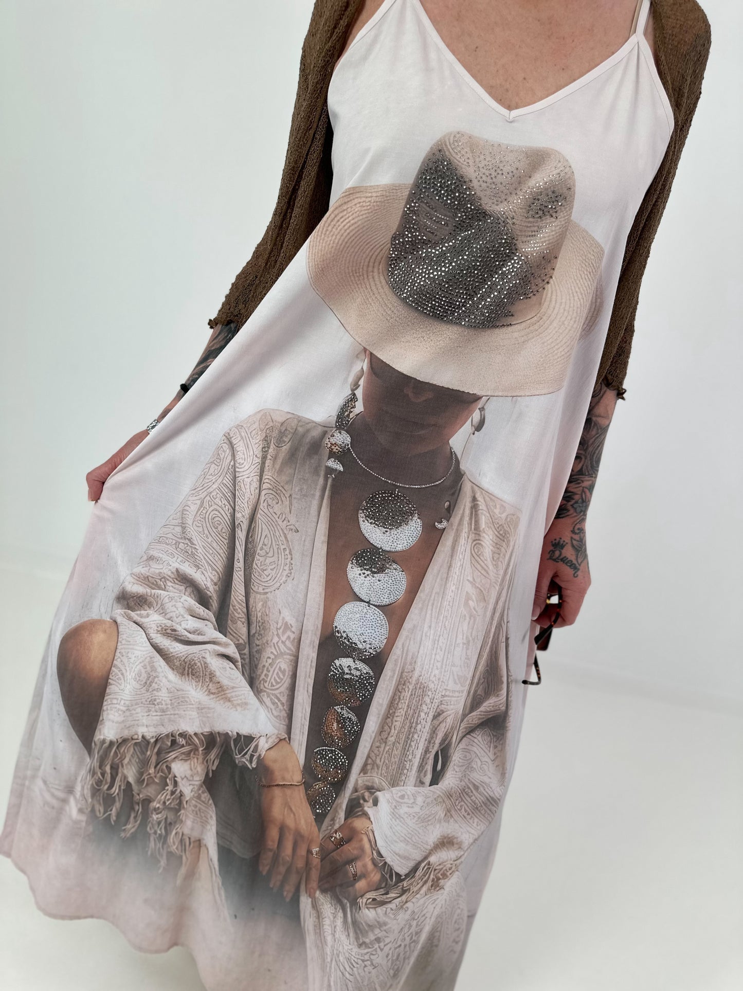 Long dress with a printed design and side pockets - beige-multicoloured