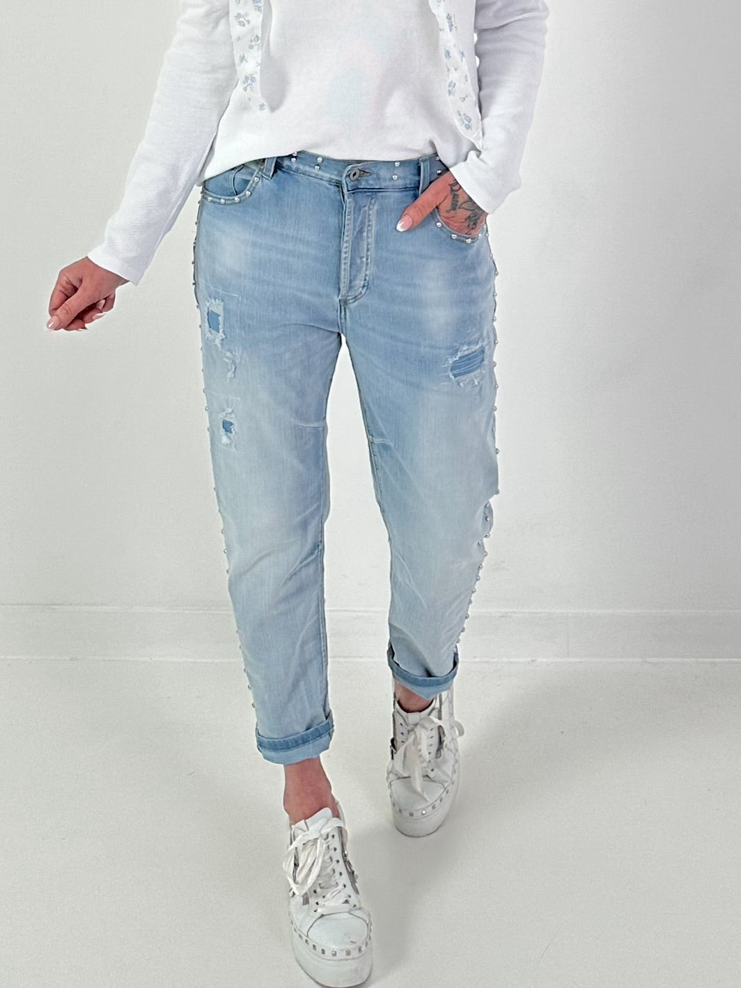 Boyfriend Jeans mit silbernen Nieten - light-denim
