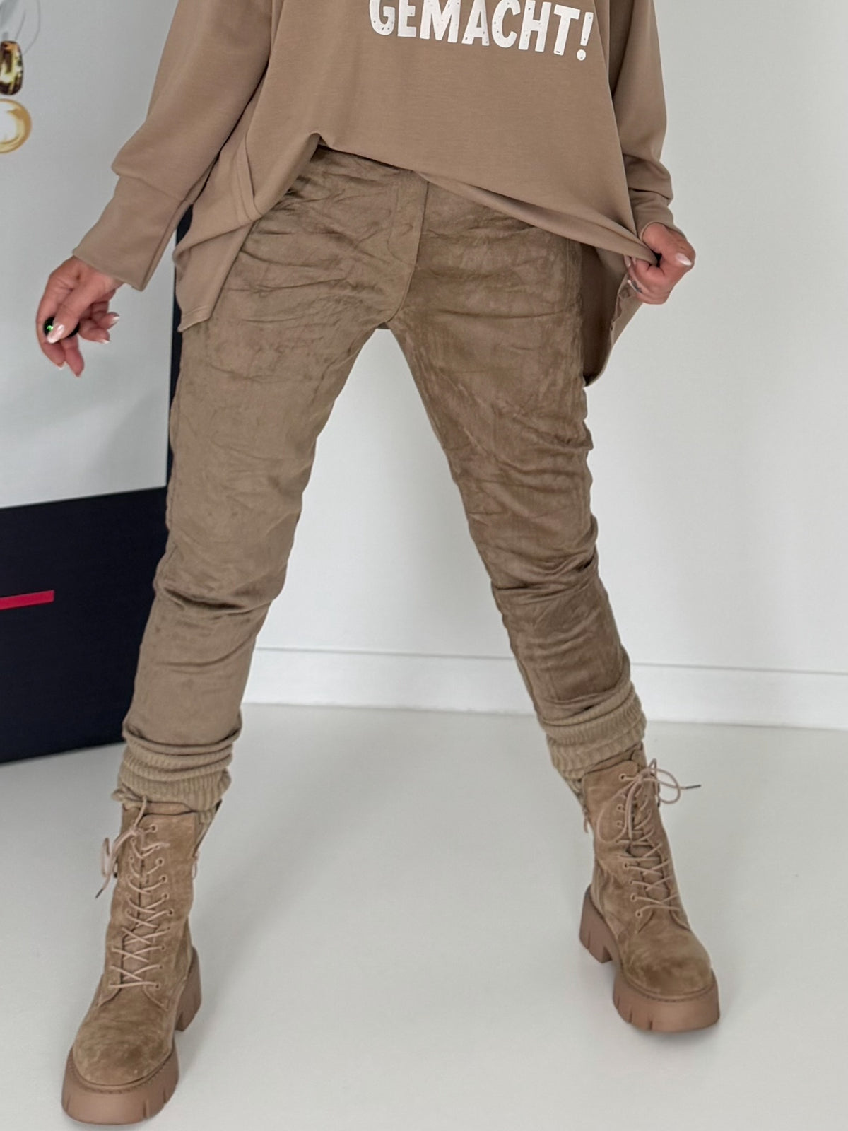 Hose in Wildlederoptik mit elastischem Bund - taupe ( lieferbar ab ca. 13.09.26)