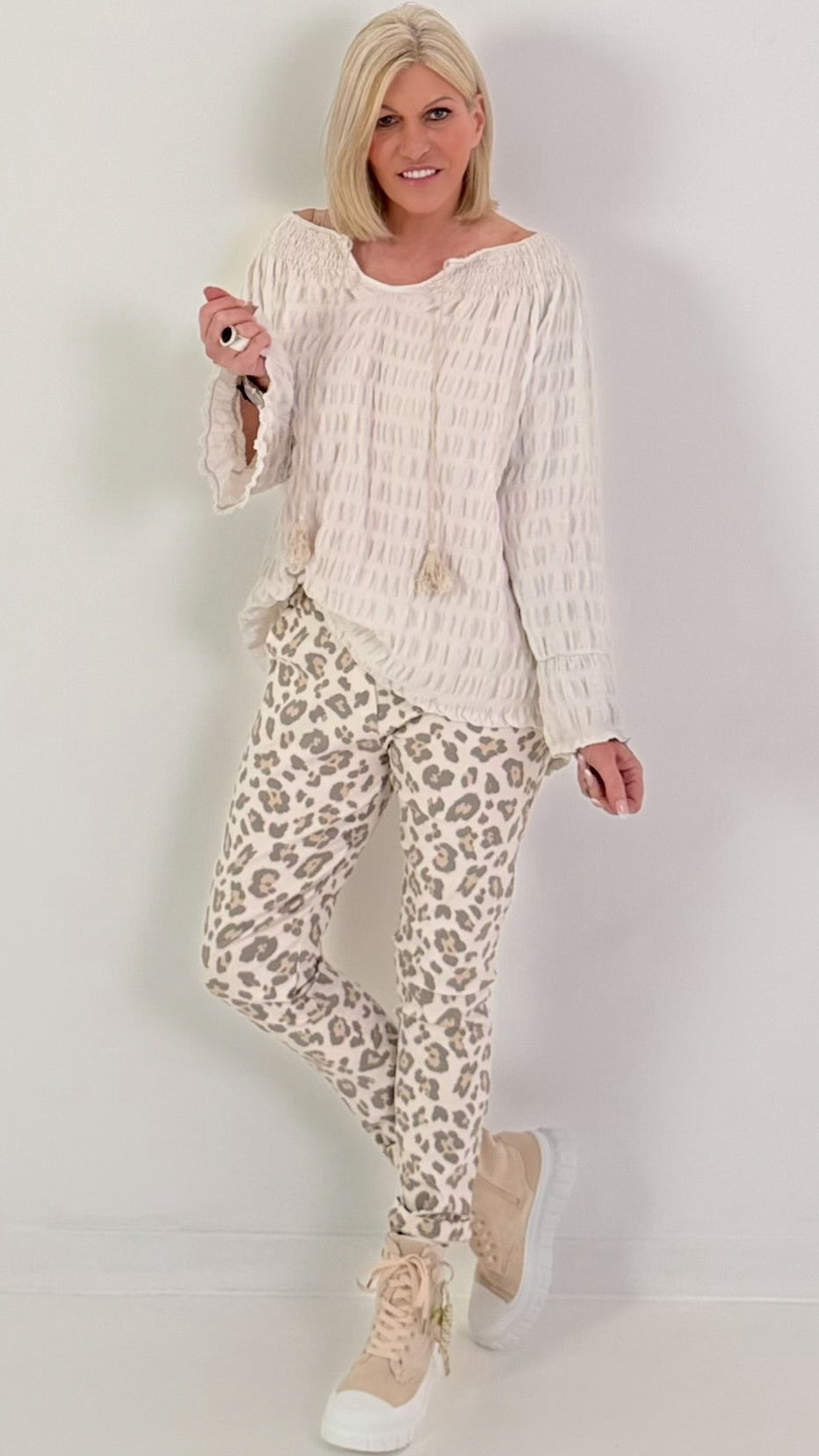 Structured tunic with tie belt and flounced sleeves - beige