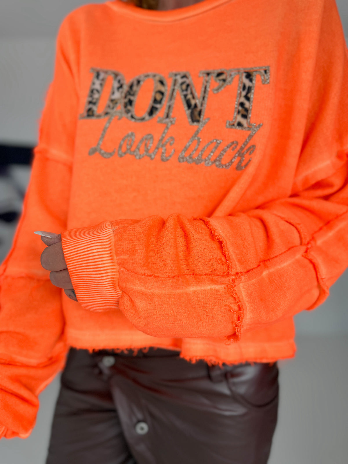 Sweater Don't Look Back - neon orange-leopard