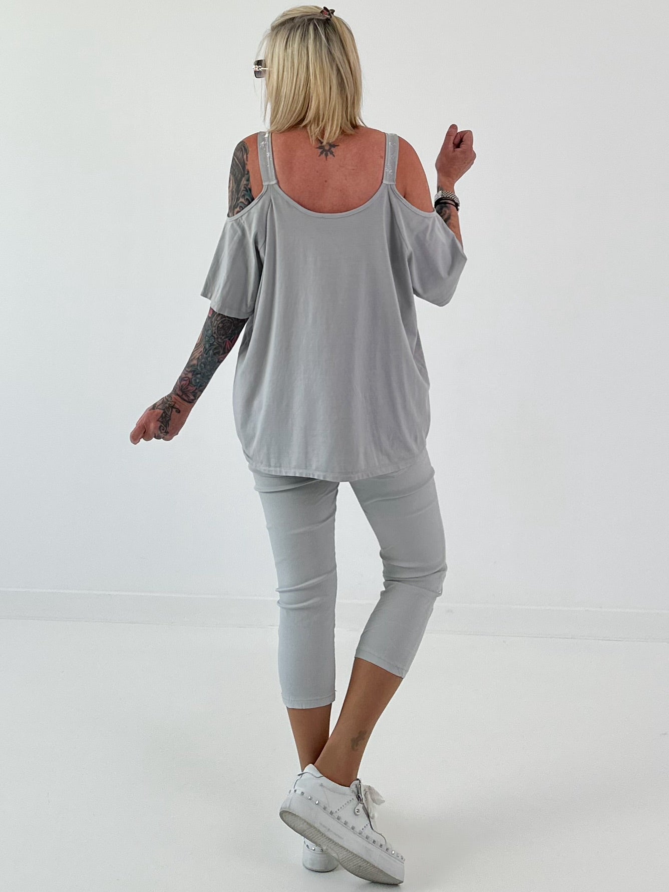 Shirt mit Cold Shoulder und Leo Strass - hellgrau