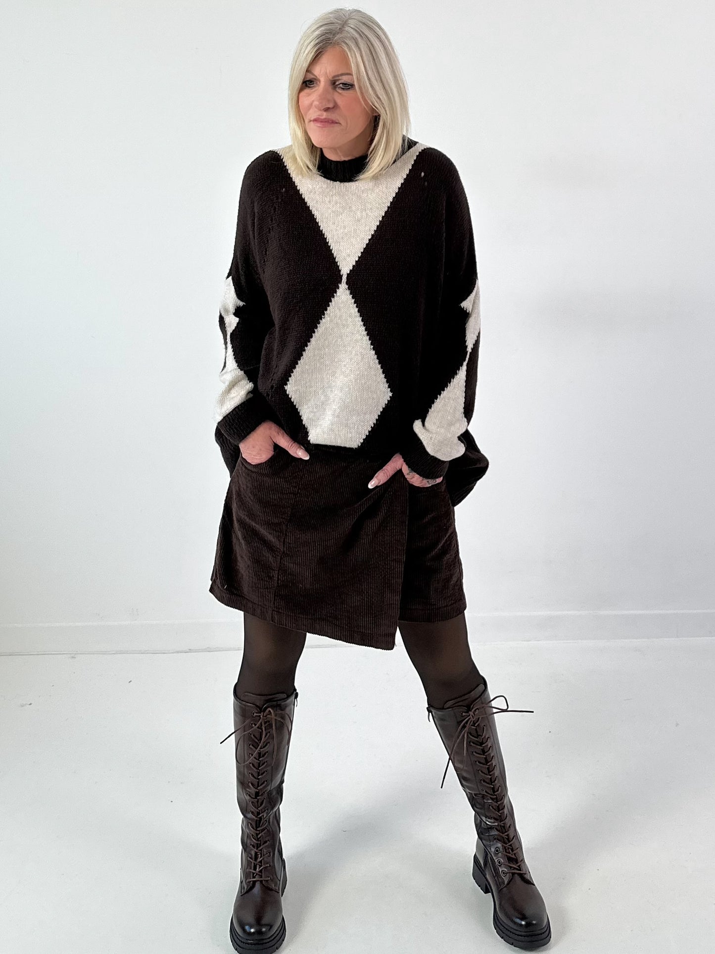 Sweater model "Geometric Glow" - coffee-beige