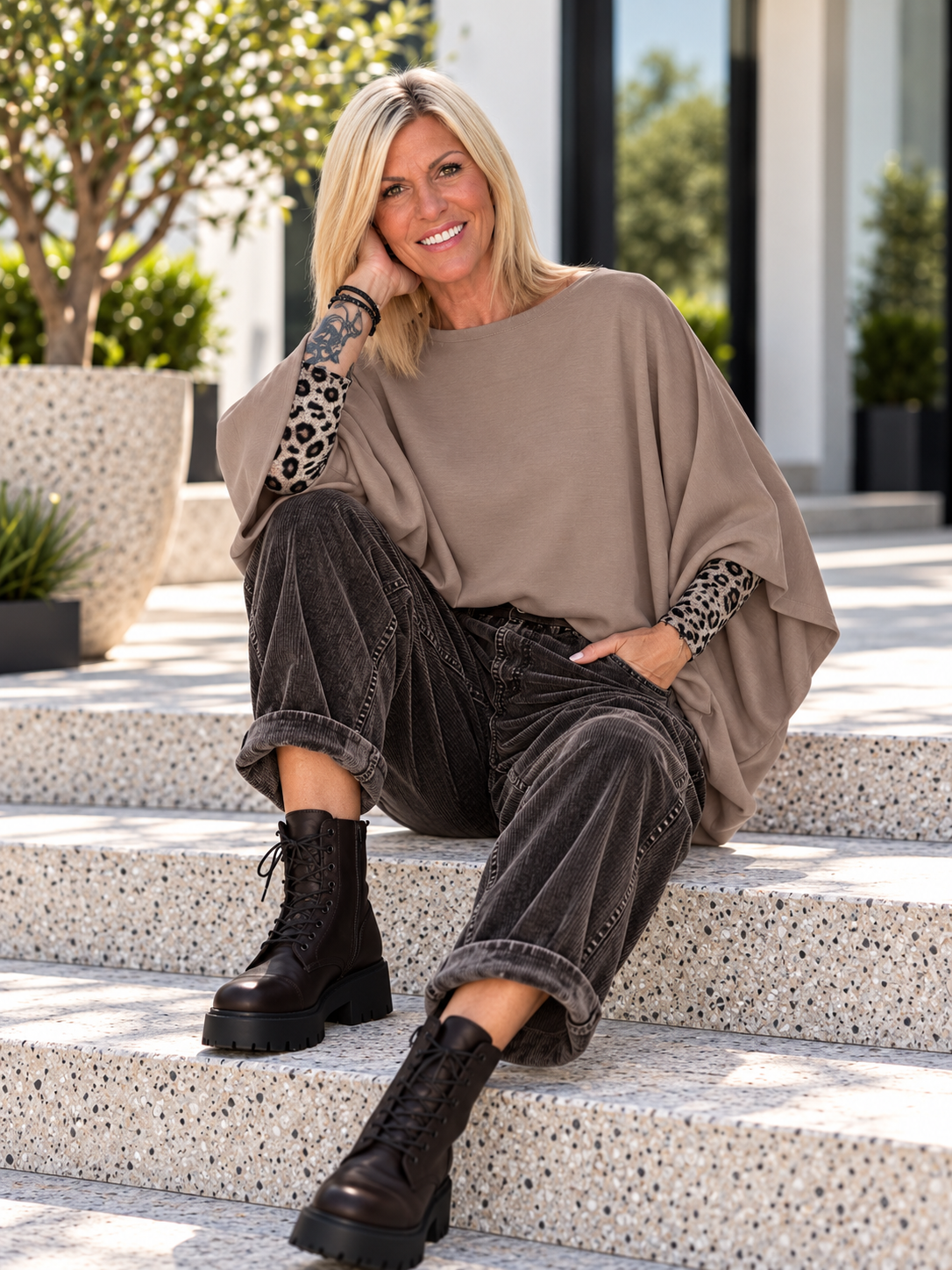 Sweater with turned-up sleeves - taupe