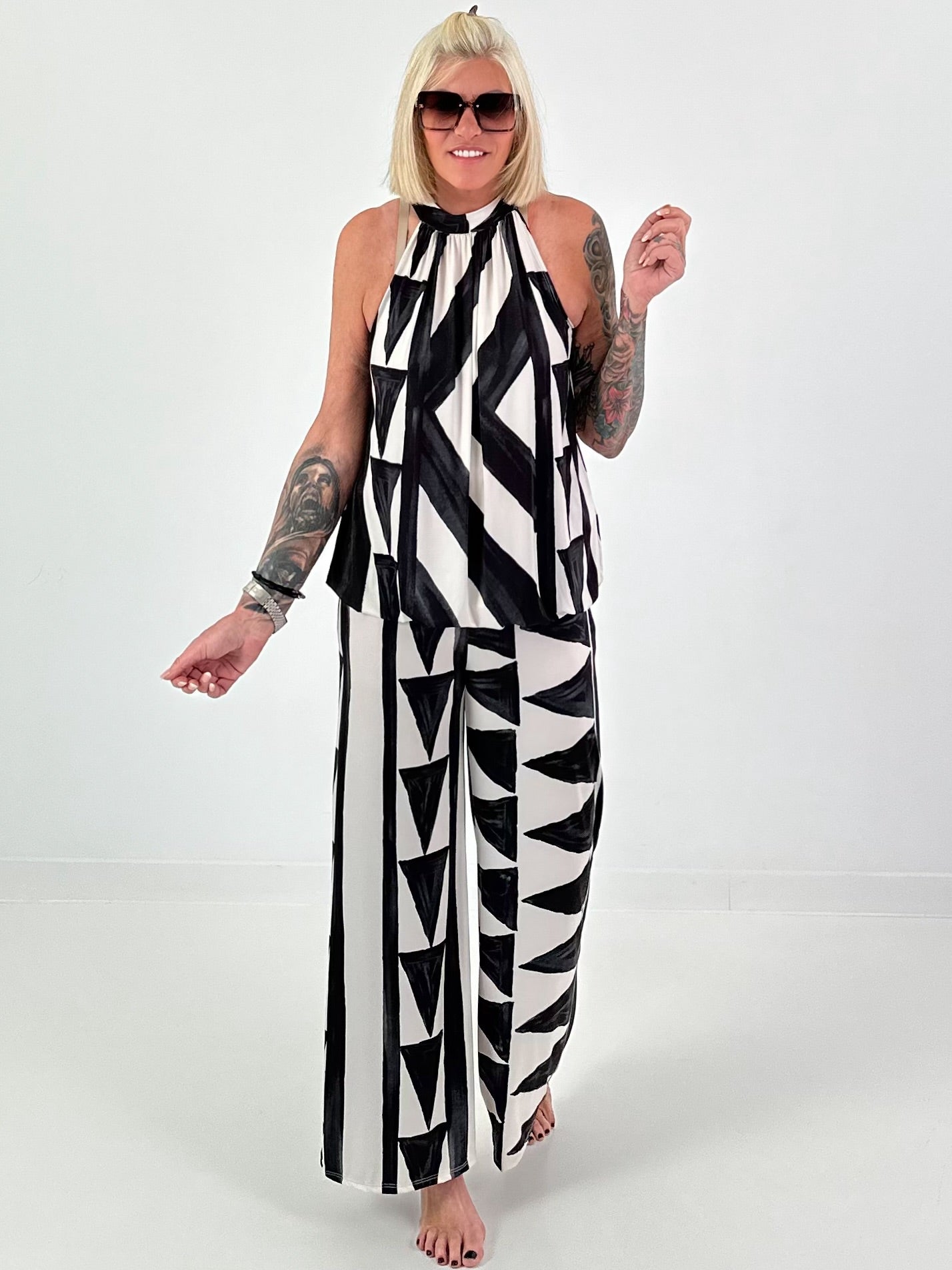 Two-piece outfit with graphic pattern - black and white