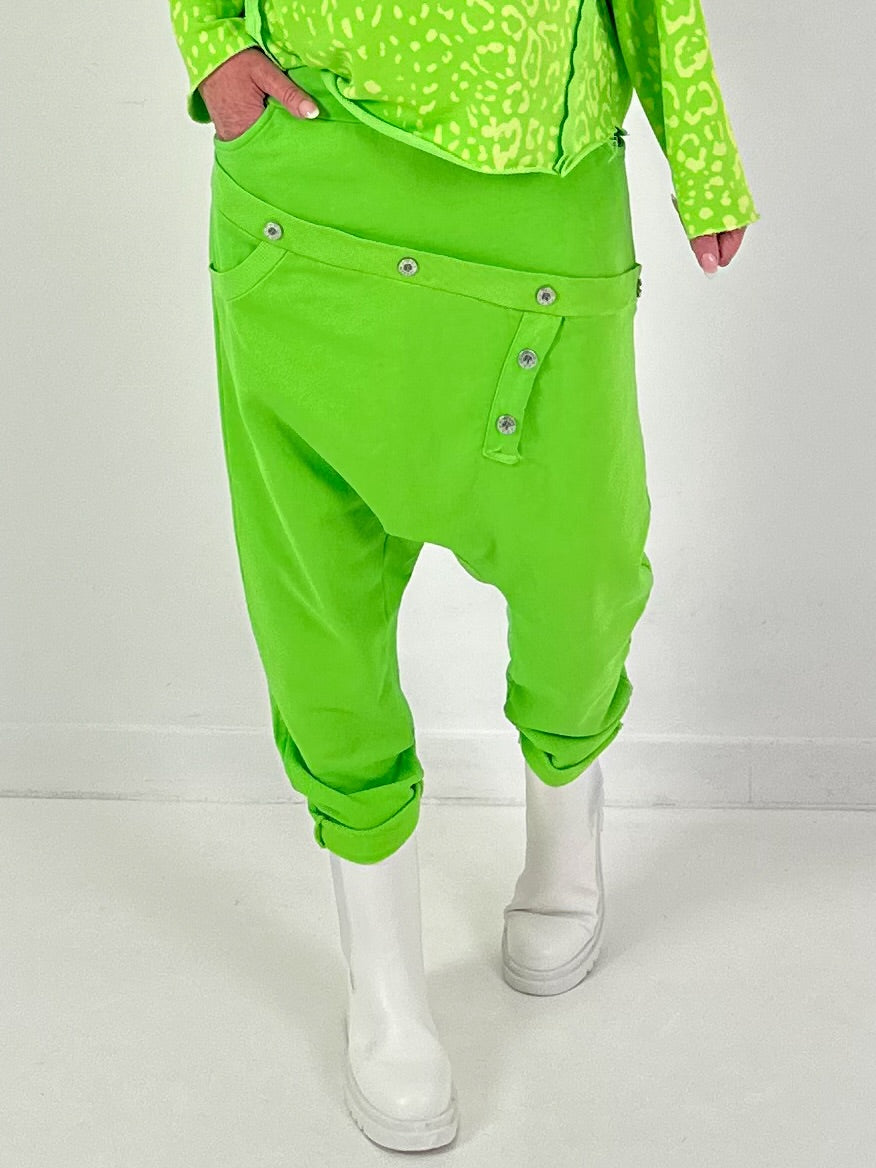 Baggy Hose Modell "Button-Belt" - apfelgrün ( lieferbar ab ca. 12.12.25)