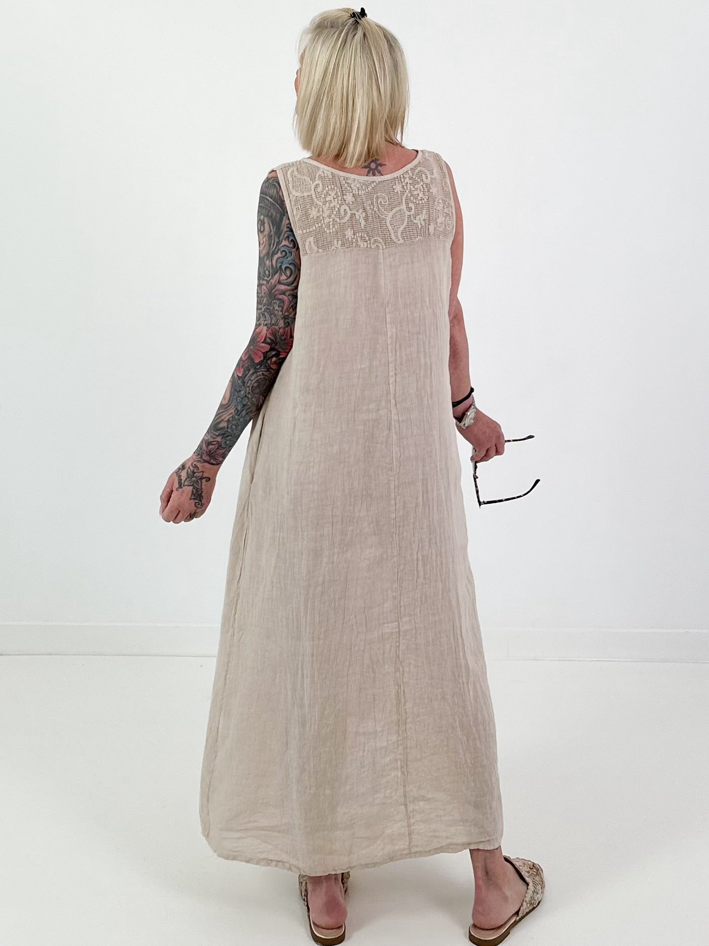 Sleeveless linen dress with crochet insert - beige