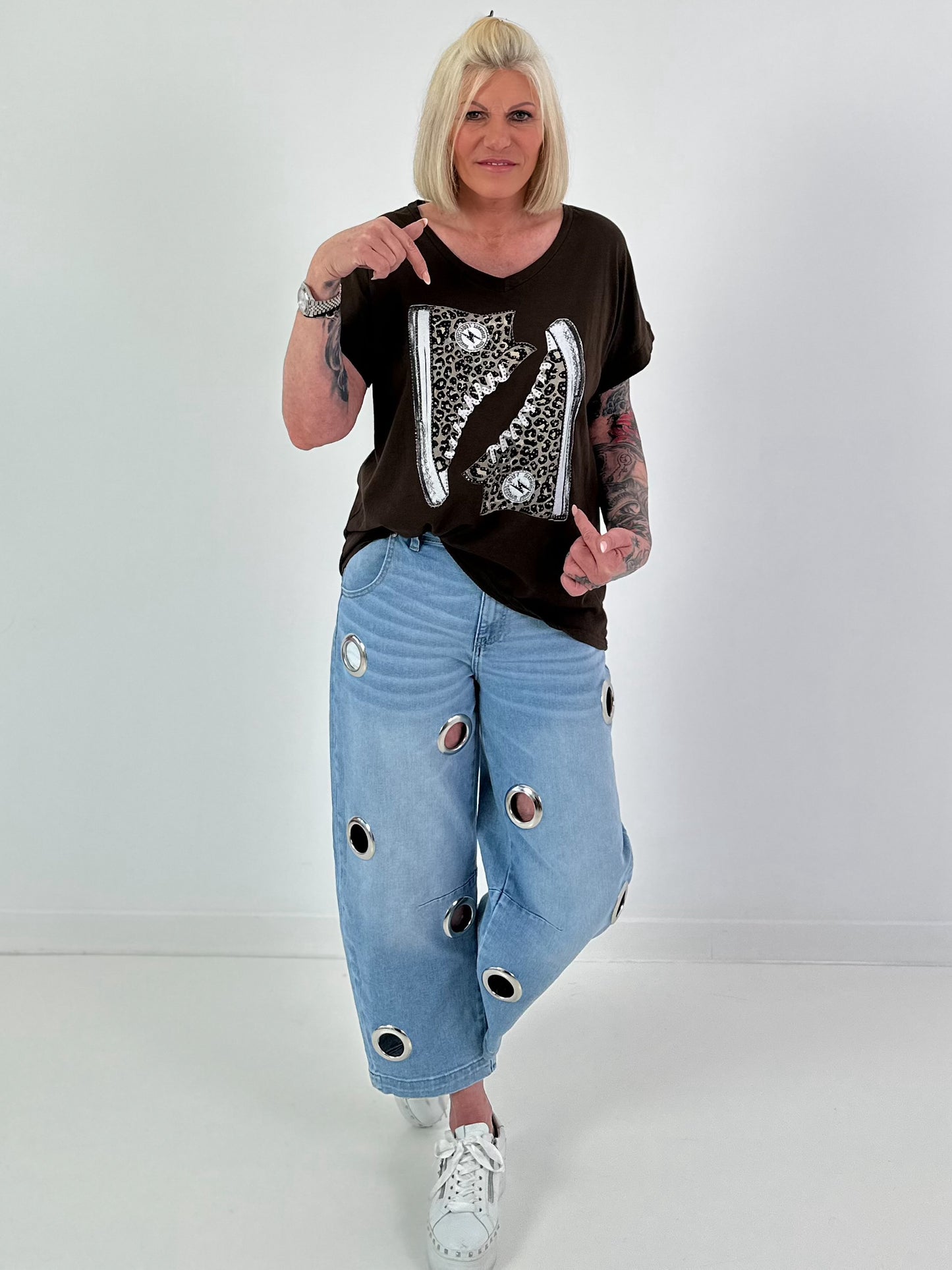 T-Shirt mit Leo Schuhprint - schoko