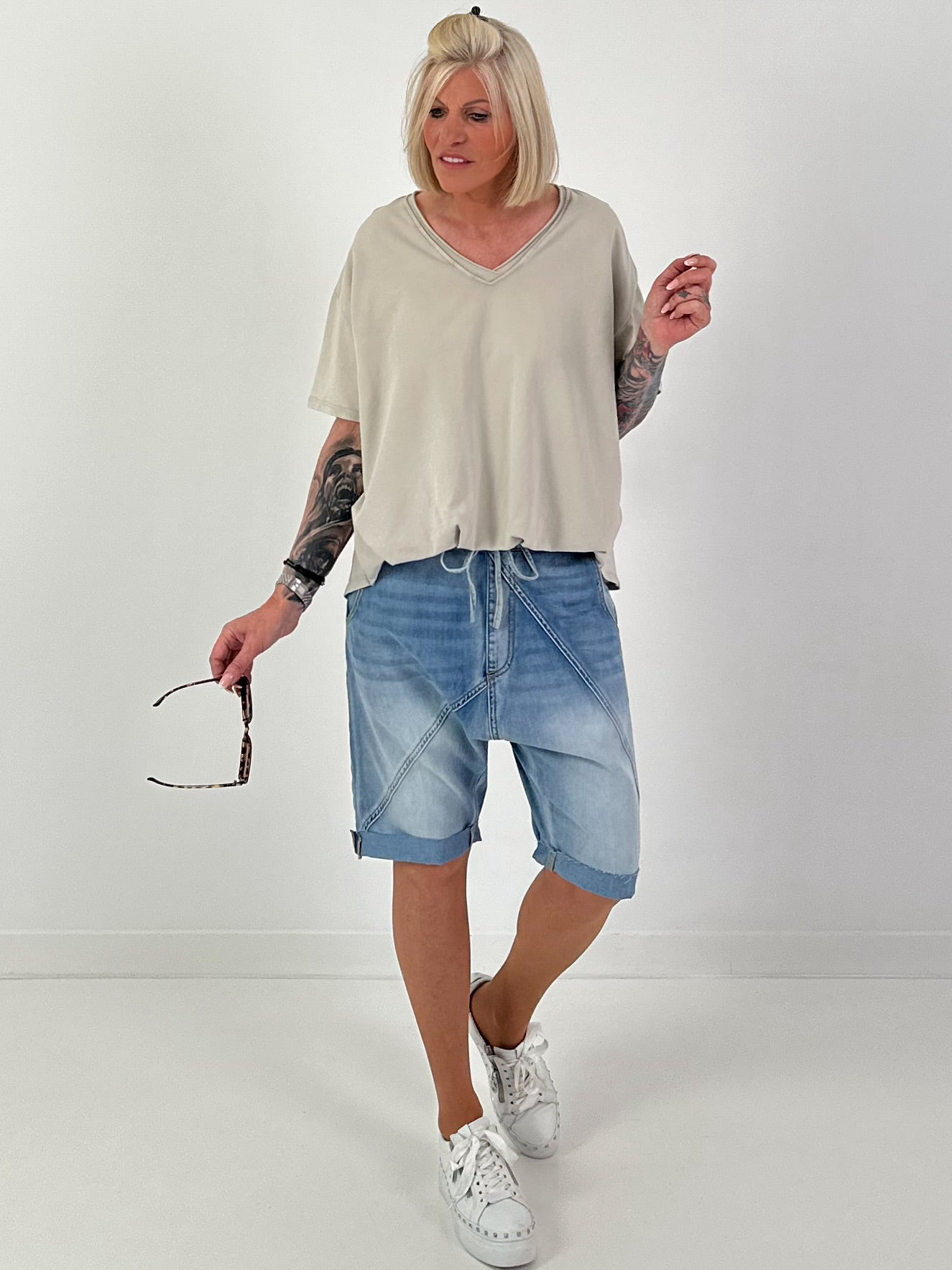 T-Shirt mit gerafftem Saum - beige