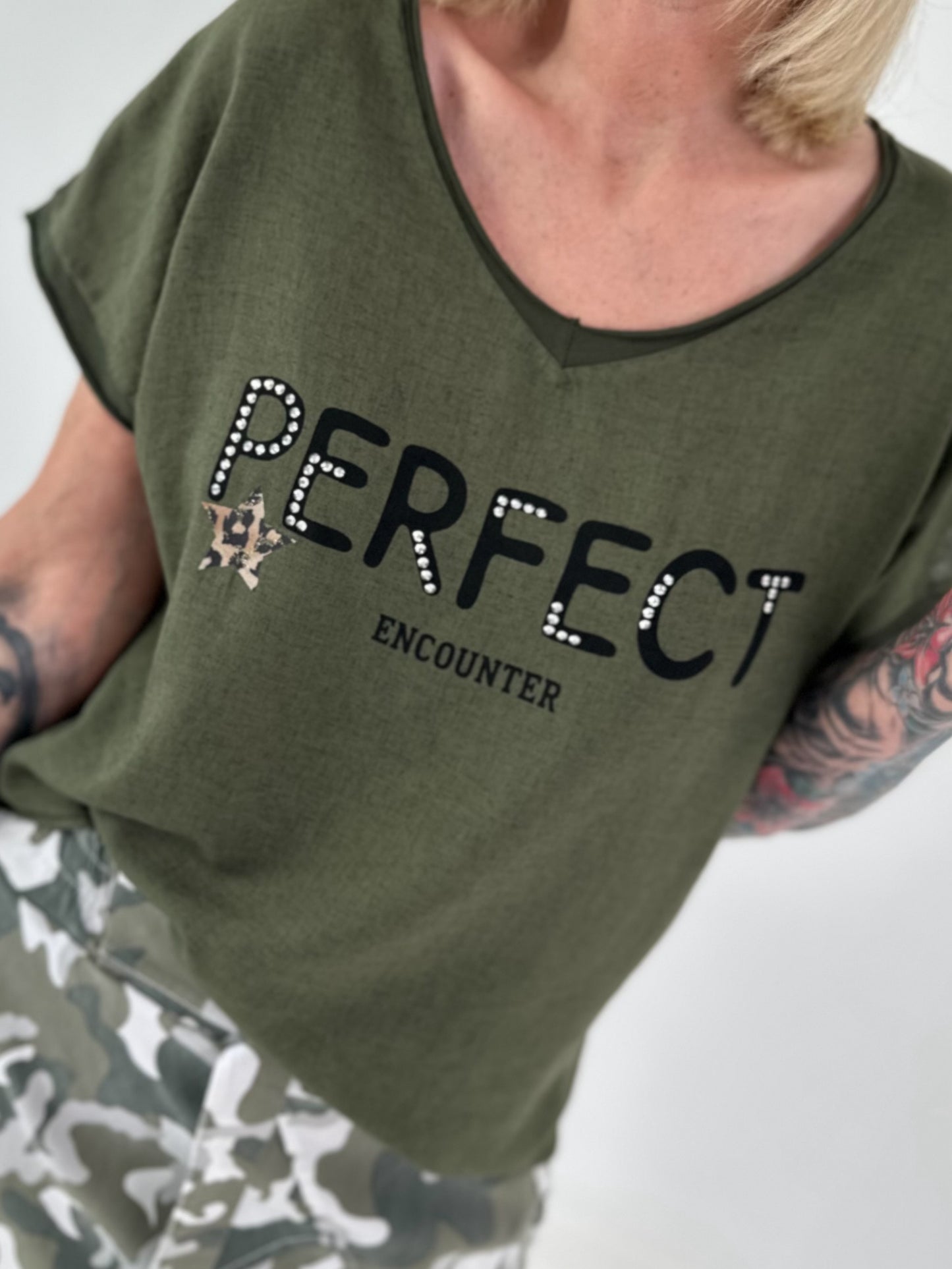 T-Shirt in edlem Materialmix - oliv
