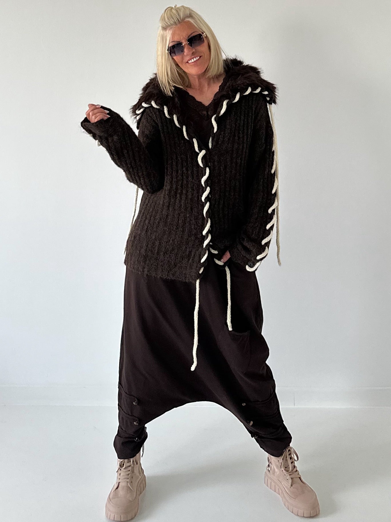 Cuddly knit cardigan with XXL fur collar - mocha
