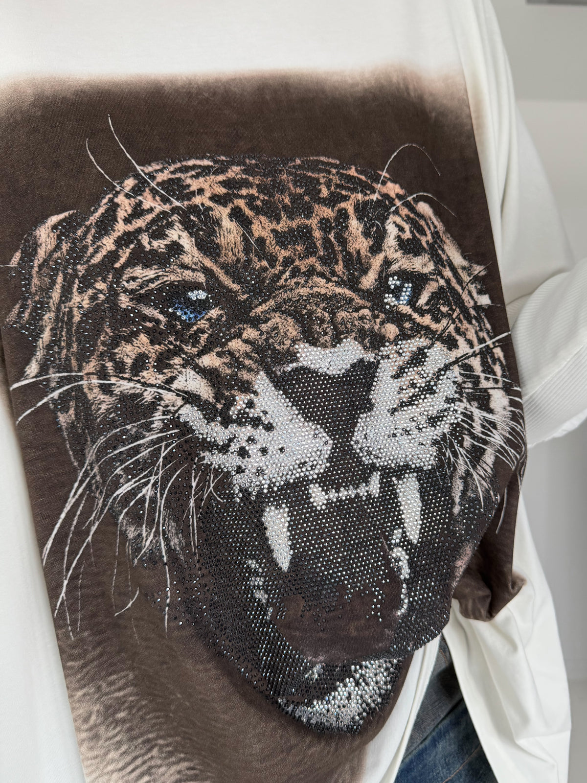 Sweater mit Stulpenärmeln und Strassmotiv Leopard - ecru