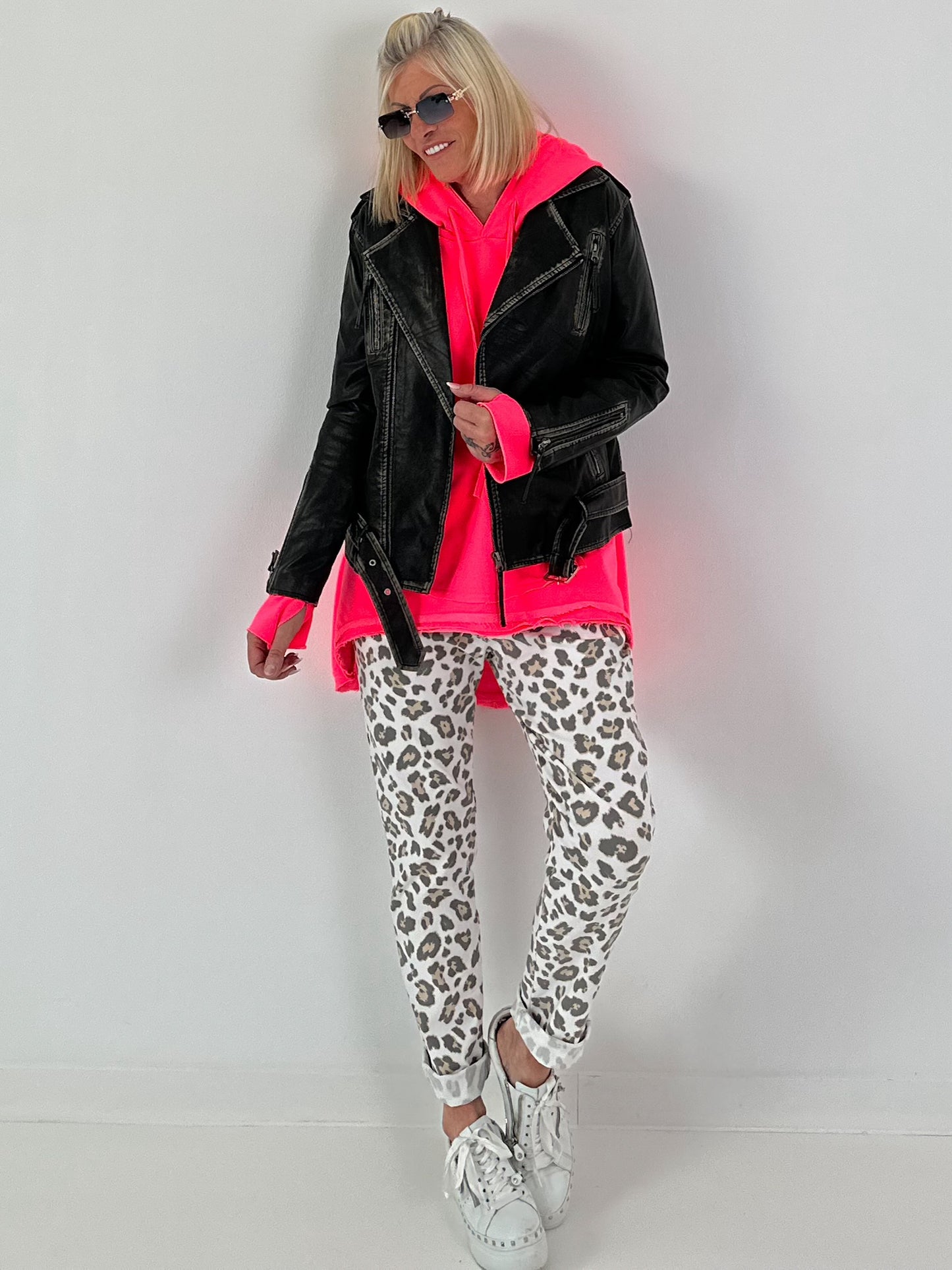 Stylish biker jacket in leather look - black