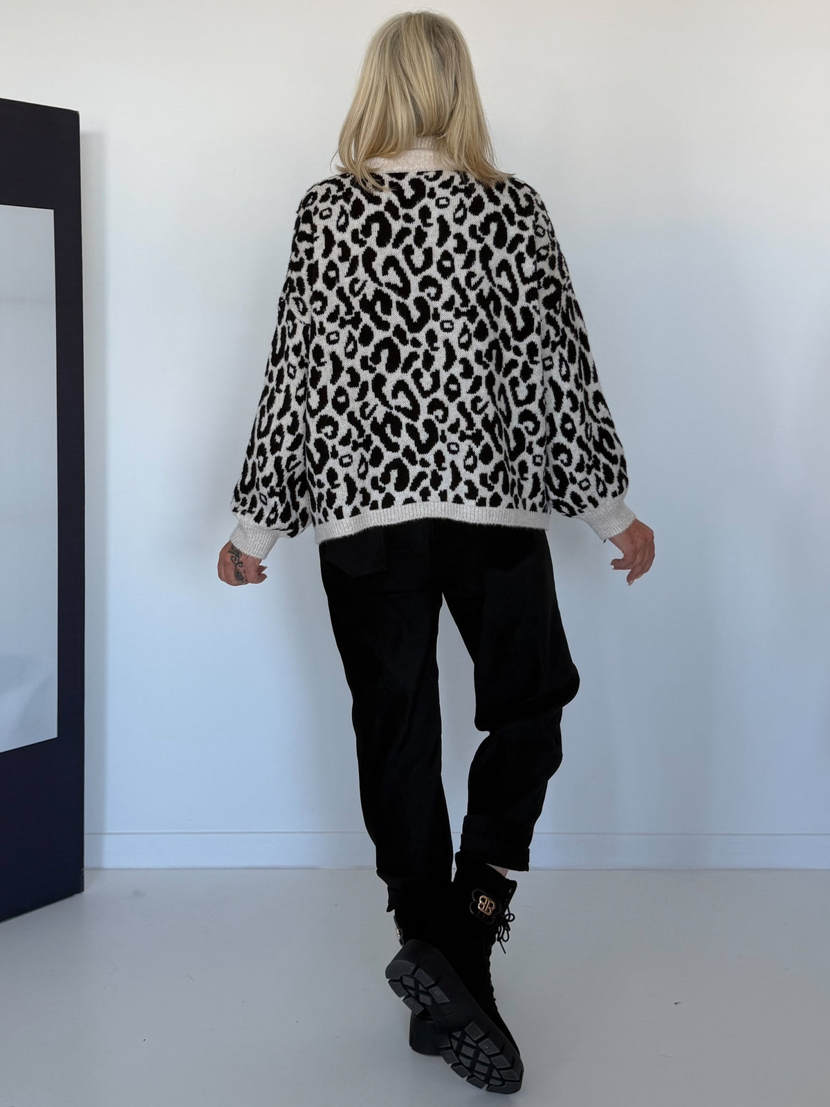 Strickjacke im Leo-Style - schwarz-beige