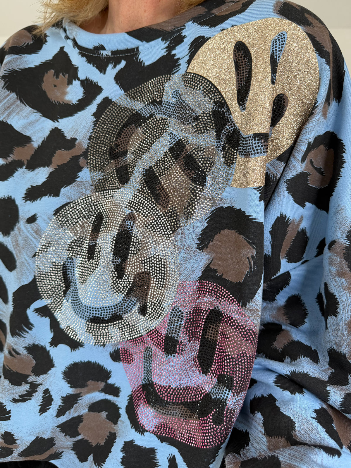 Sweater in all-over leopard print with rhinestone and glitter smileys - light blue-multicolored