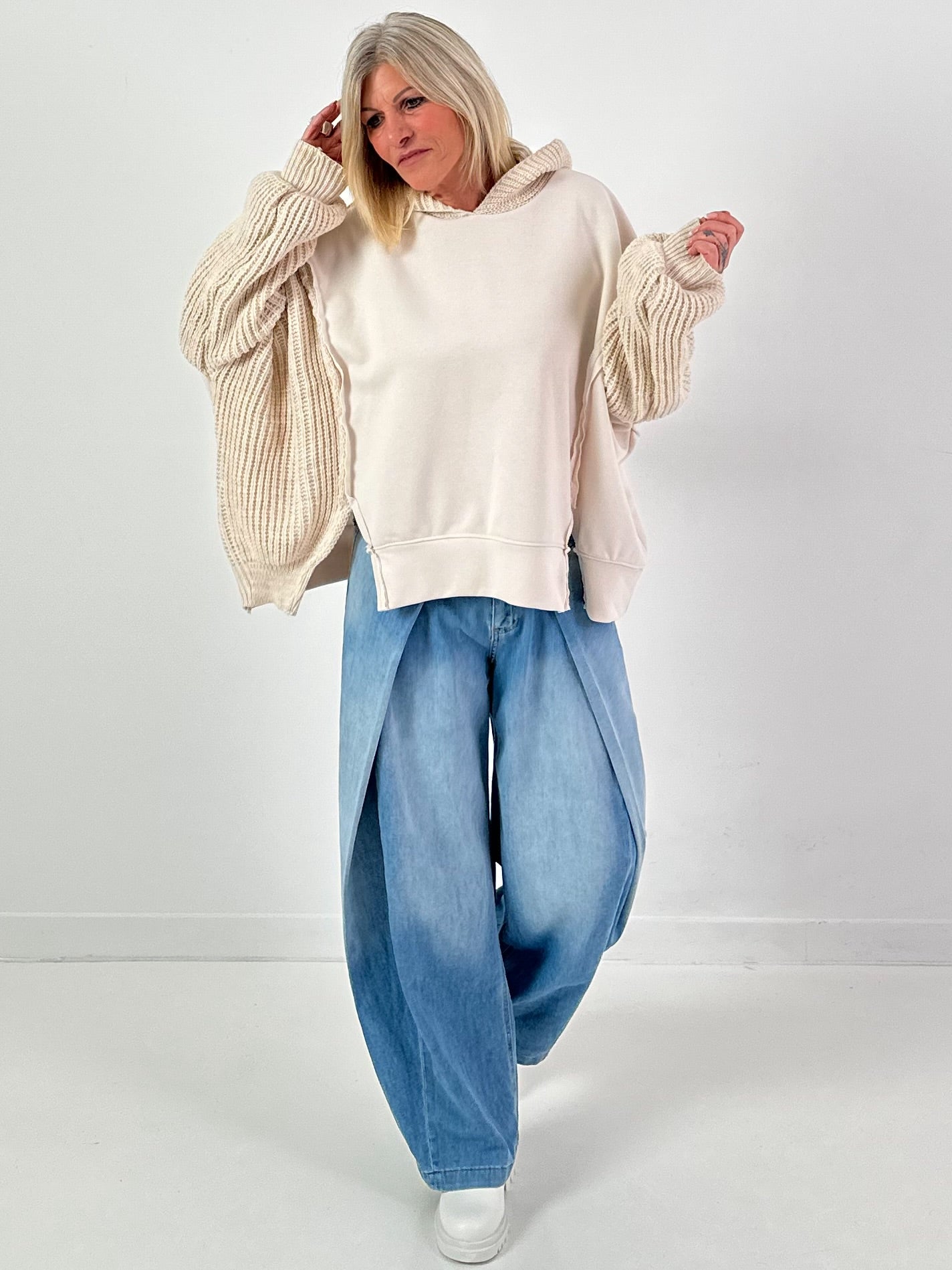 Materiaalmix hoodie model "Knit Fusion" - beige