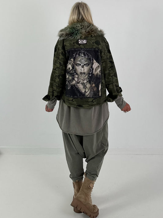Stylische Jacke mit Fellkragen und großem Rückenpatch - camouflage