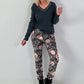Hose in Wildleder-Optik mit Leo Print und floralem Muster - grau - mehrfarbig