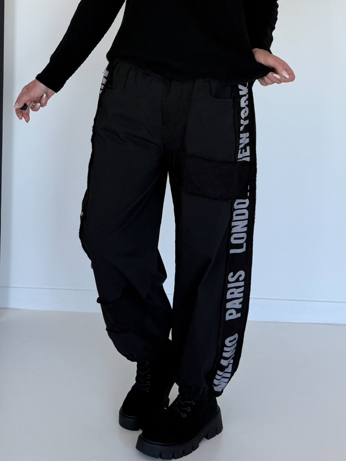 Hose mit City-Statement-Print - schwarz