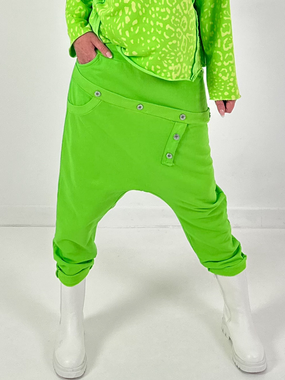 Baggy Hose Modell "Button-Belt" - apfelgrün ( lieferbar ab ca. 12.12.25)