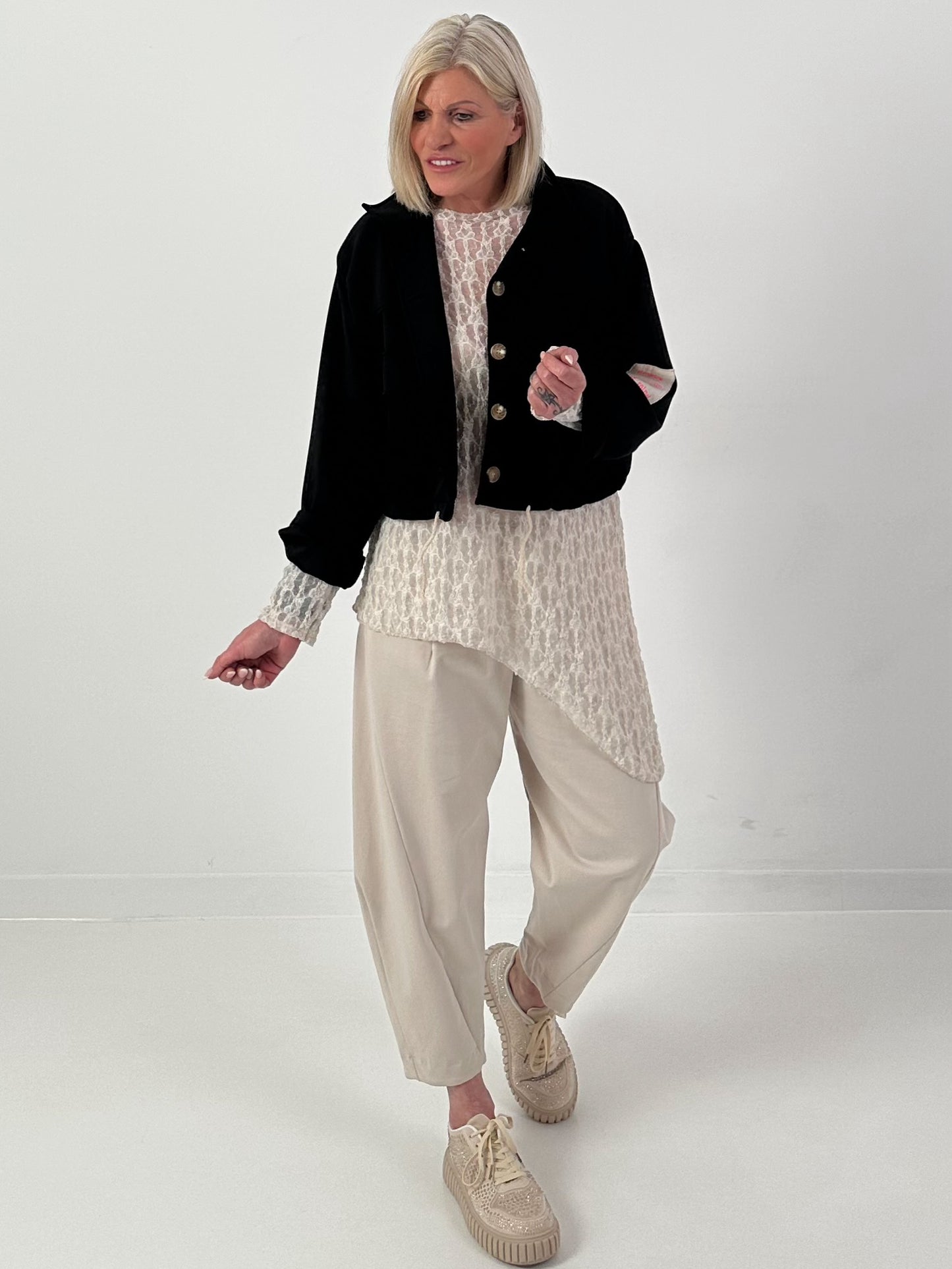 Kurze Jacke mit Knopfleiste und Patch - schwarz