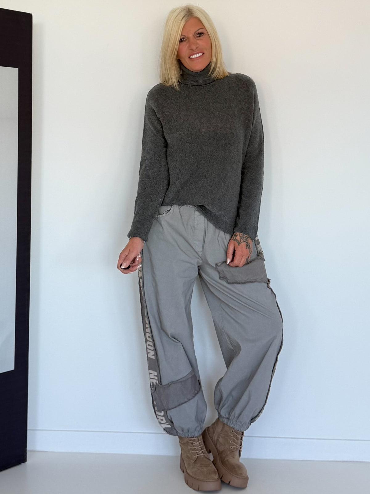 Hose mit City-Statement-Print - grau