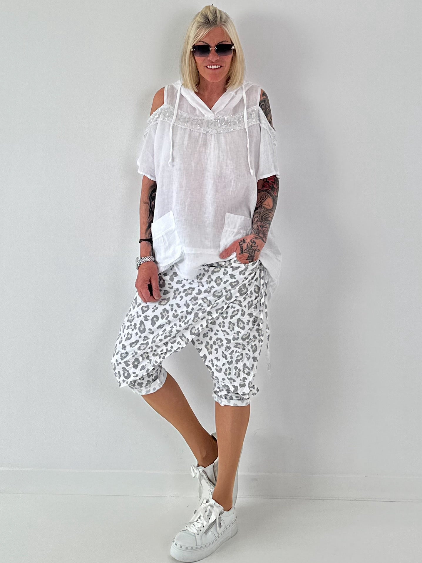 Leinen Shirt mit Pailletten und Cold Shoulder - weiss