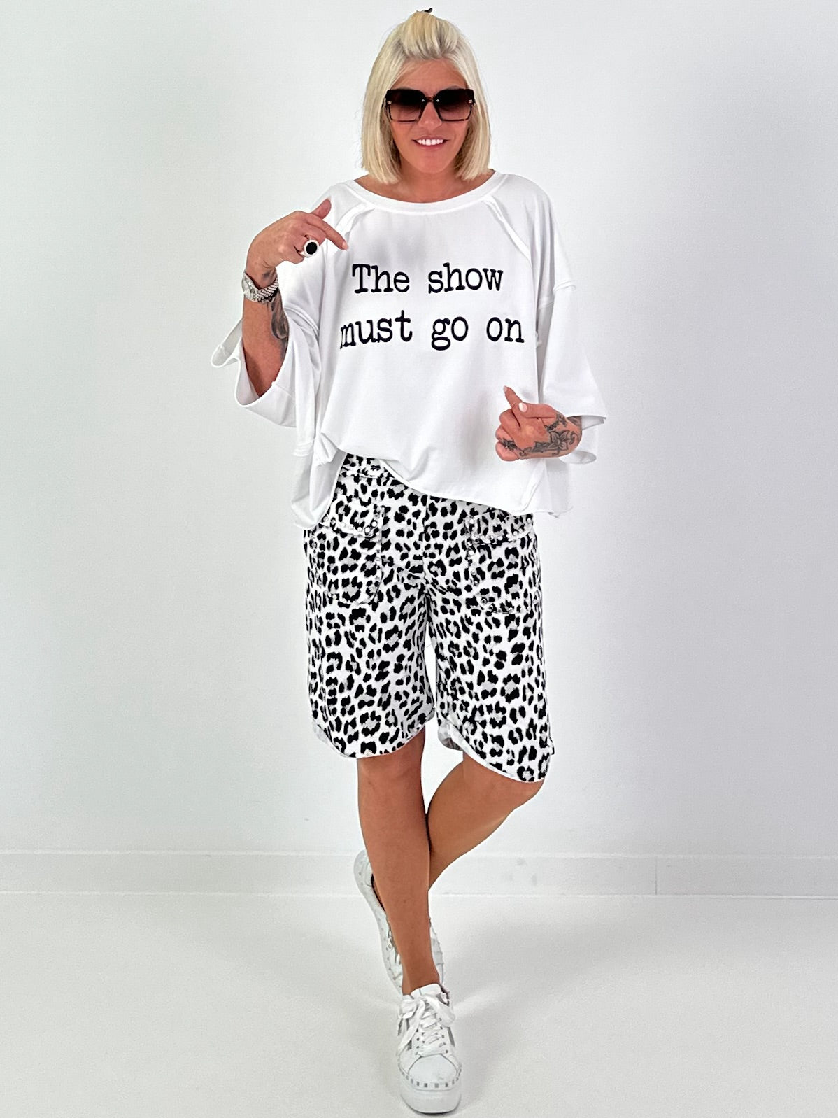 Oversized Shirt Show Must Go On - weiss