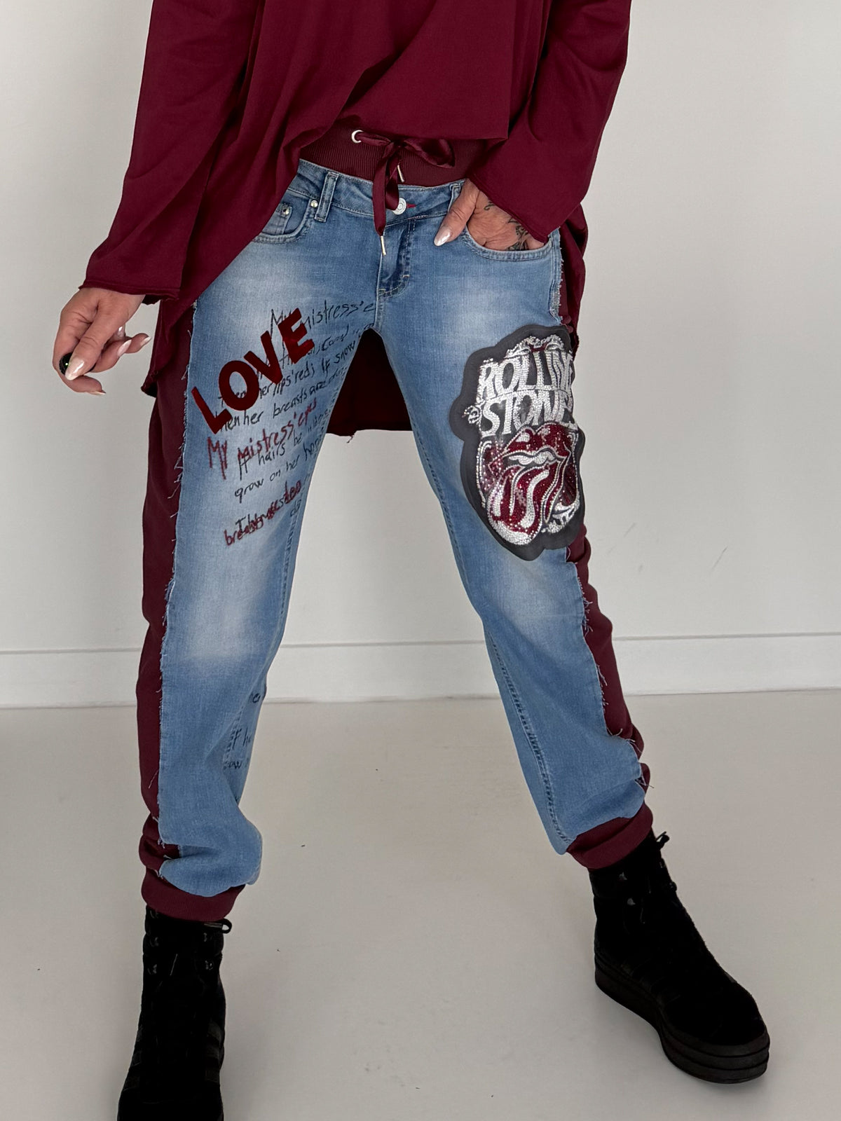 Jogg-Jeans im Used Look Love & Rock - denim-burgundi