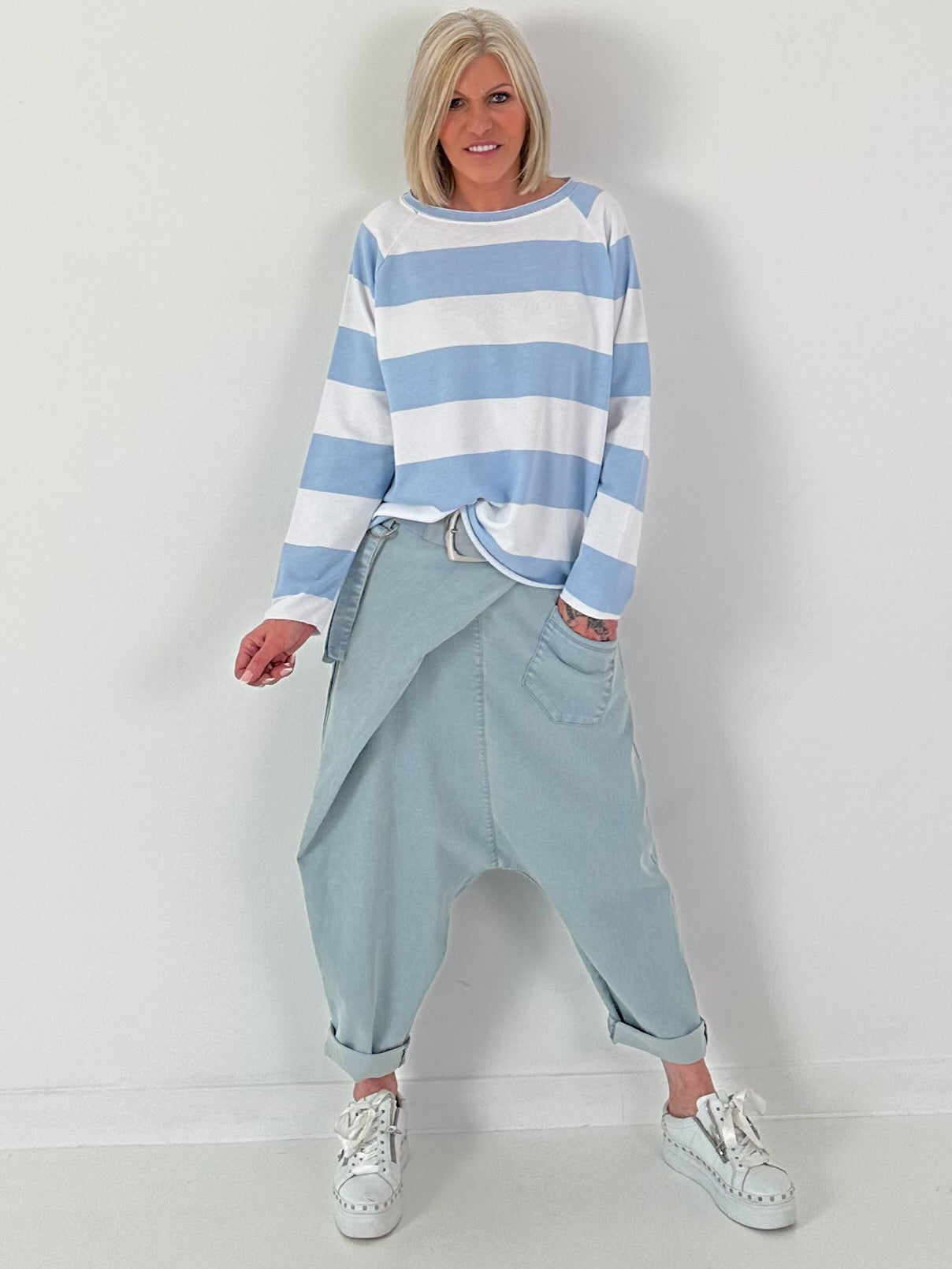 Sweater mit Blockstreifen - hellblau-weiss